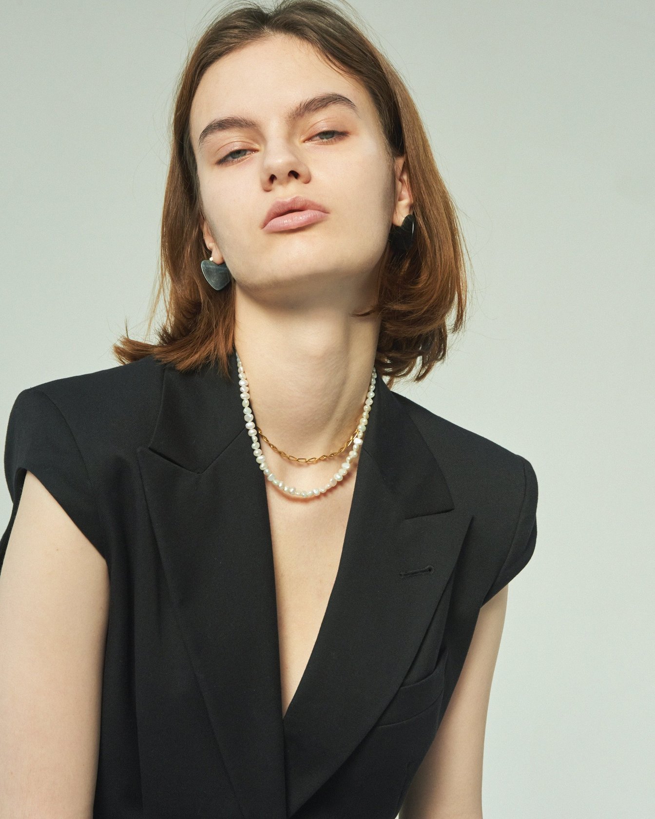 プリークのジュエリーを付けた女性モデル