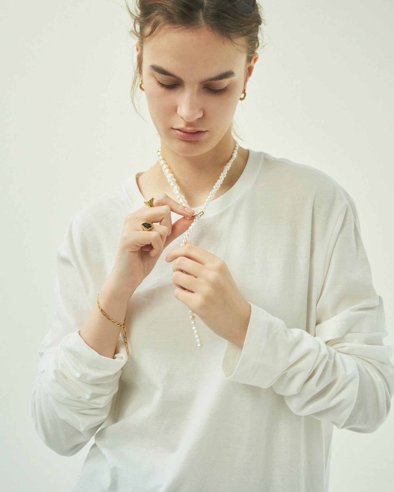 プリークのジュエリーを付けた女性モデル