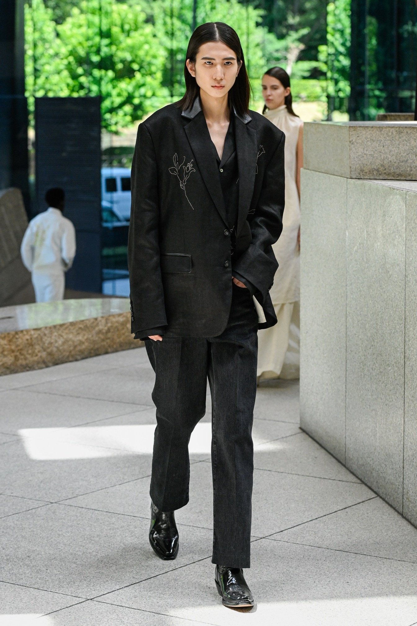 タナカの洋服を着たモデル