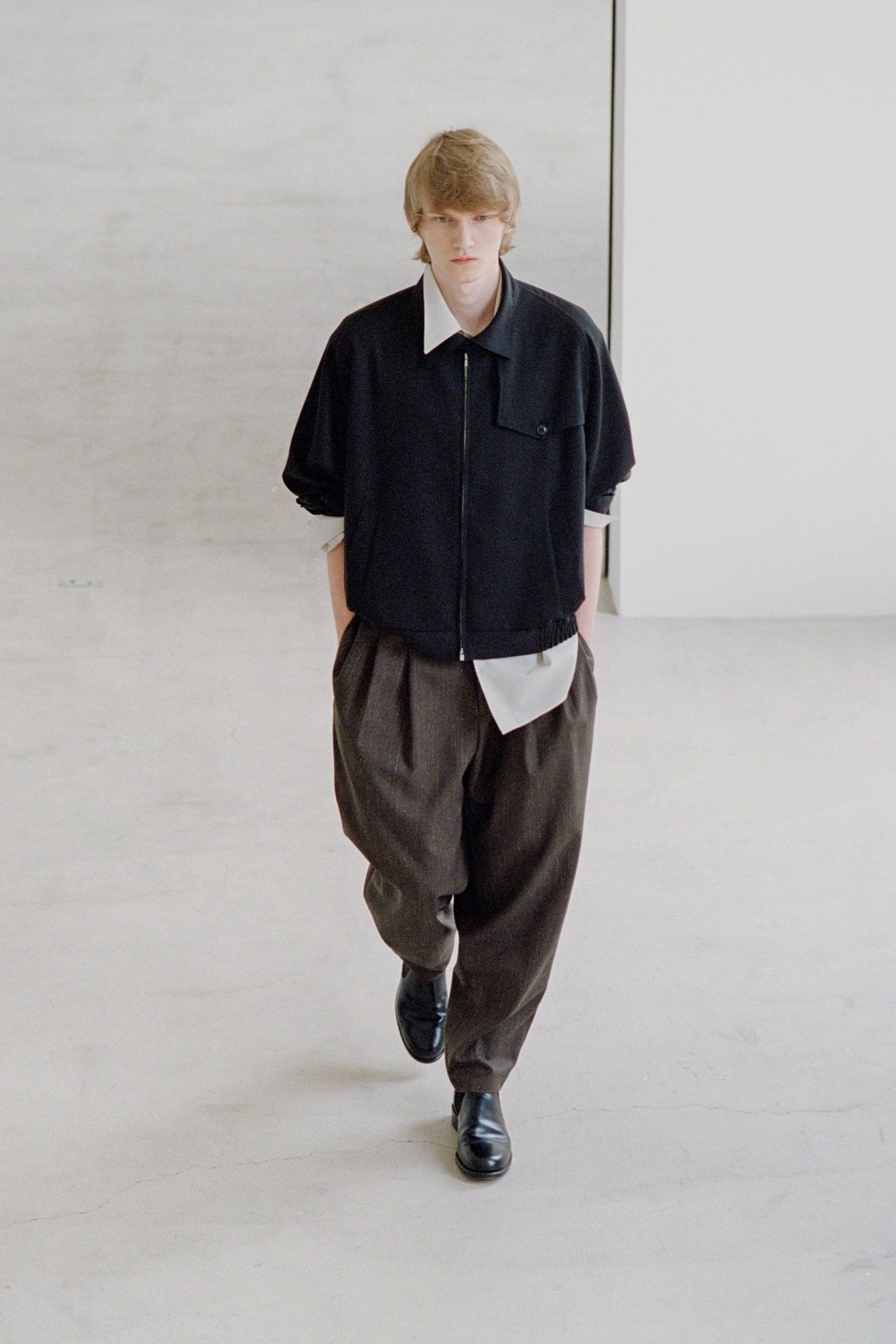 イレニサの服を着たモデル