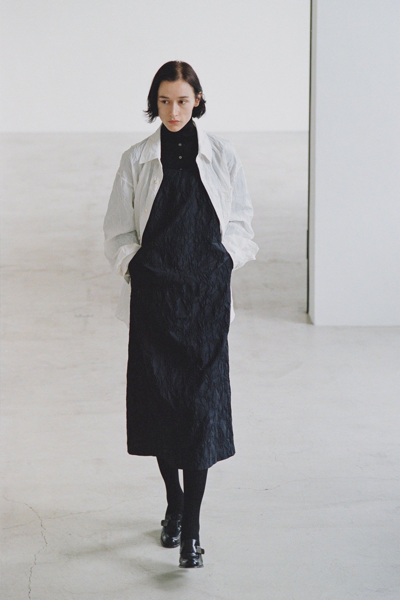 イレニサの洋服を着たモデル