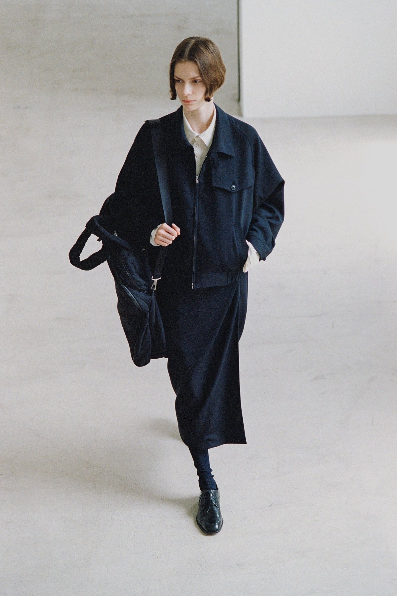 イレニサの服を着たモデル