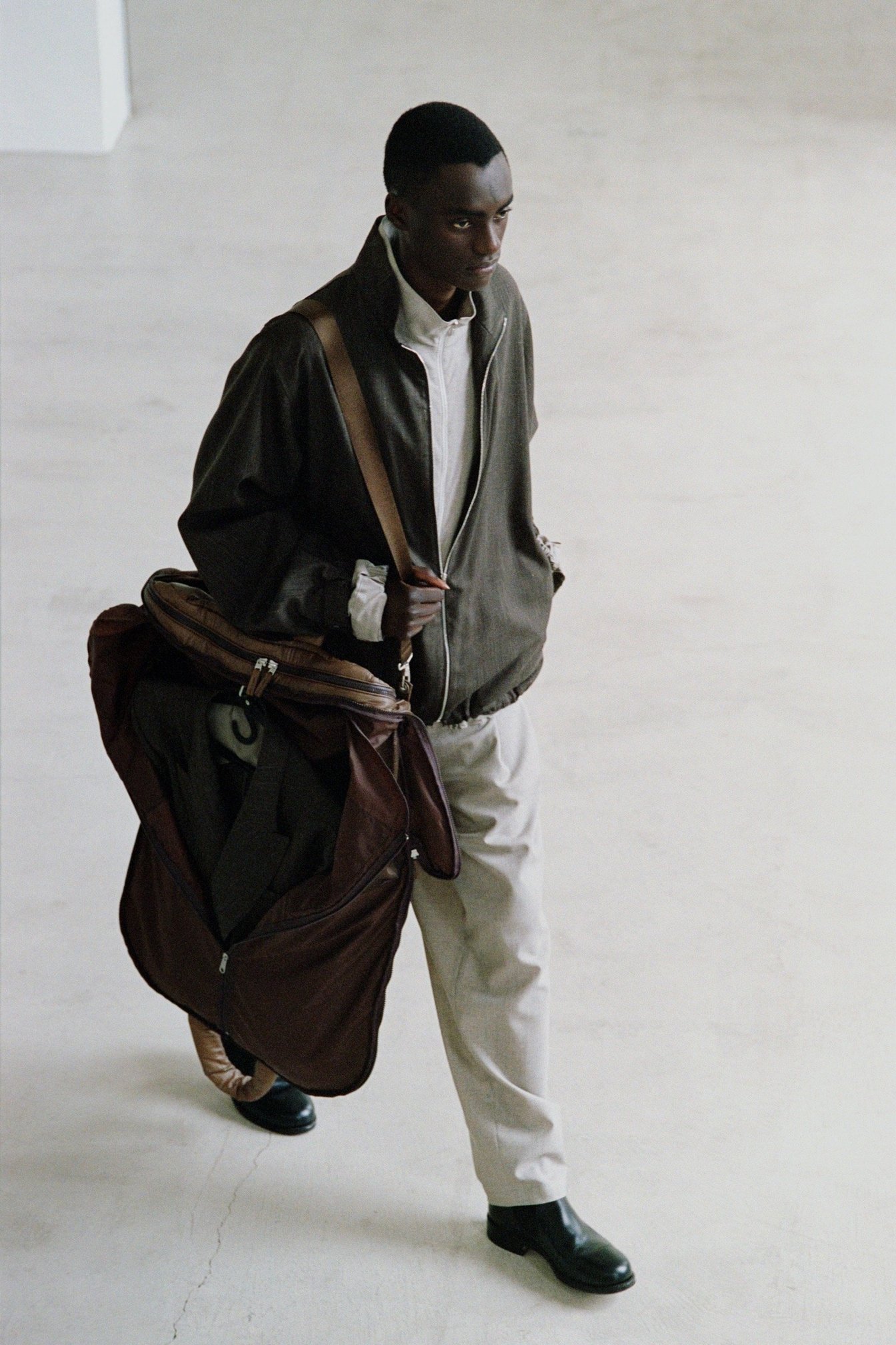 イレニサの洋服を着た男性モデル