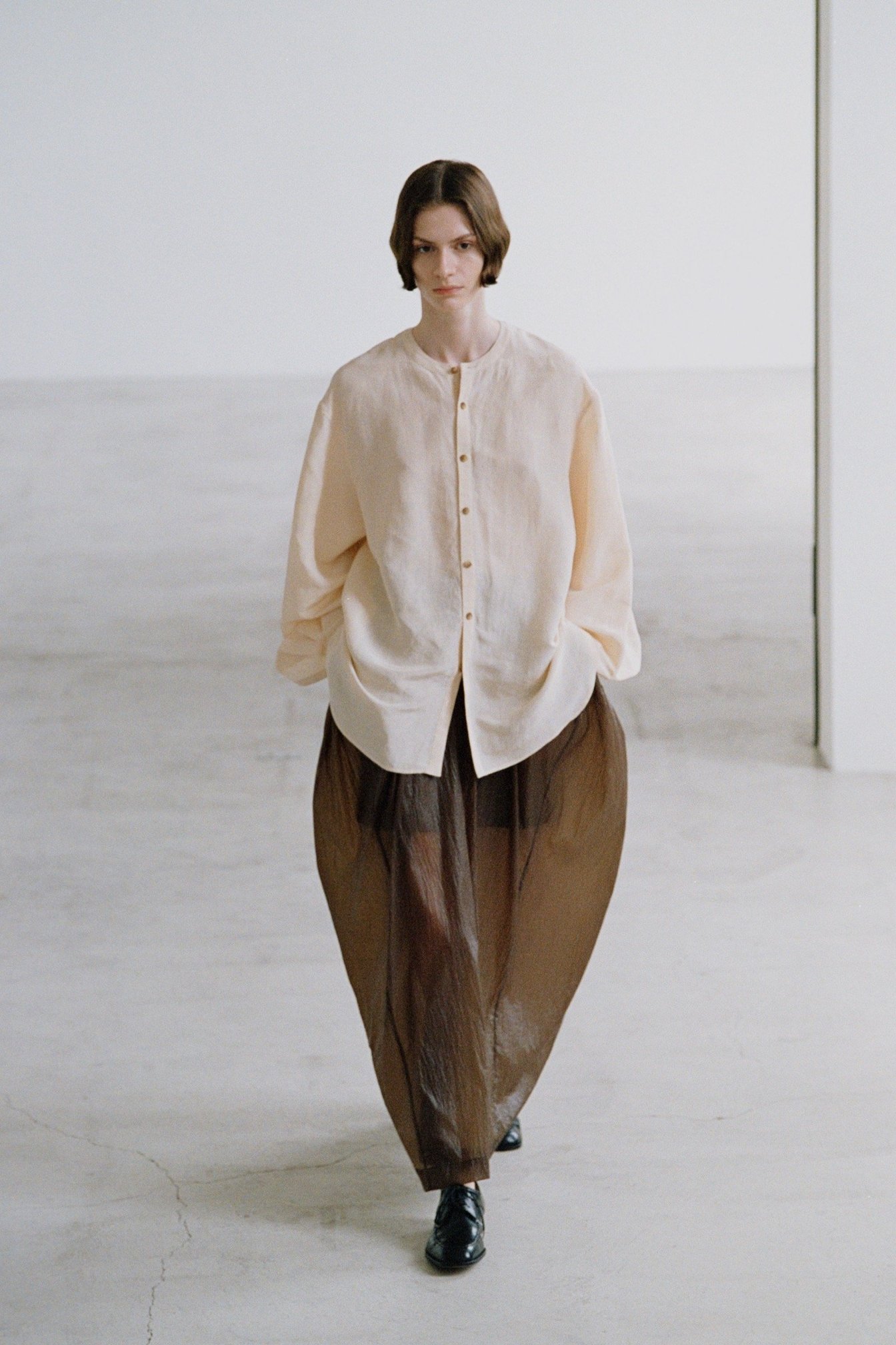 イレニサの洋服を着た男性モデル