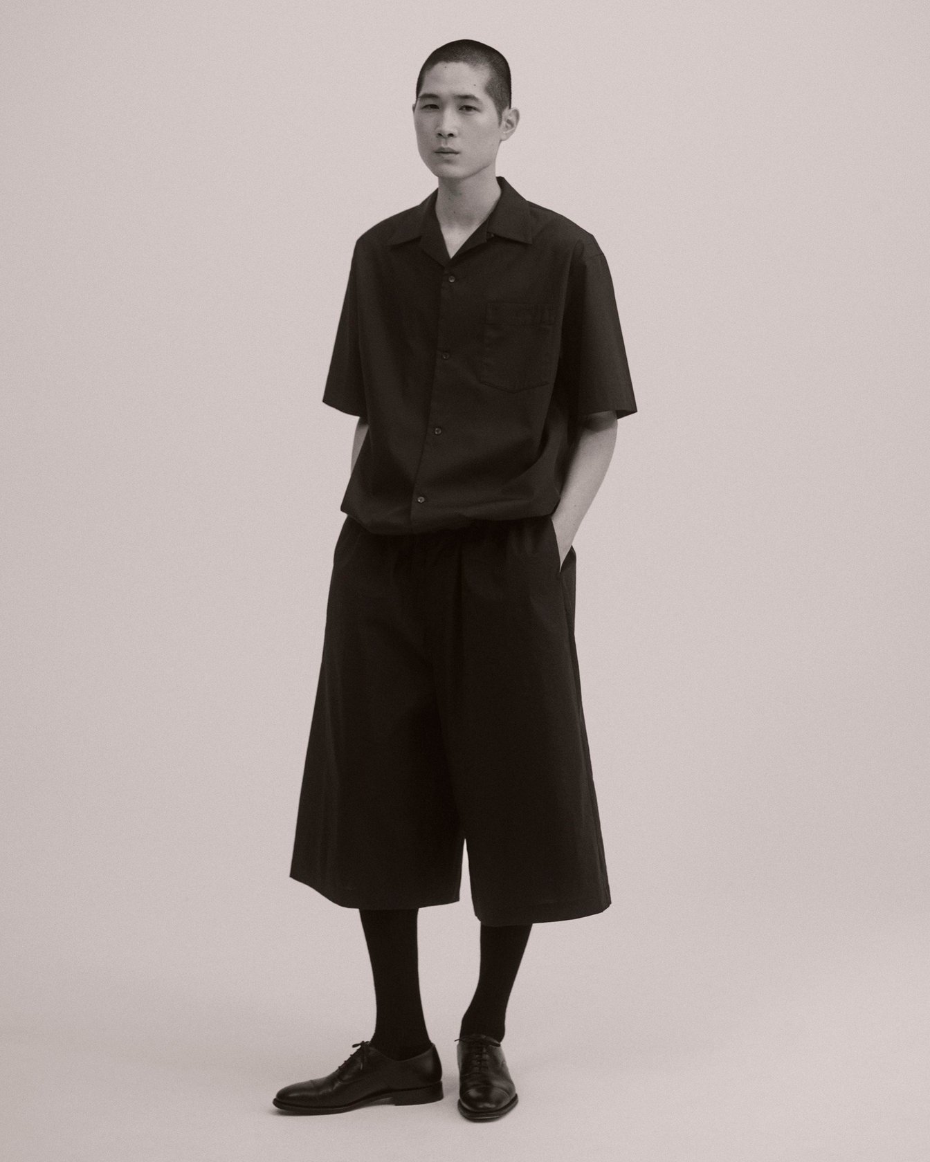 ティーエイチプロダクツの洋服を着たモデル