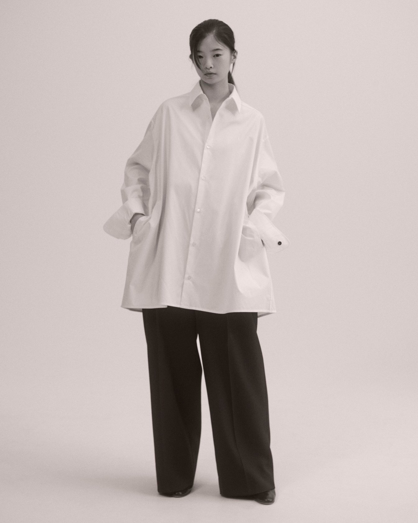 ティーエイチプロダクツの洋服を着たモデル