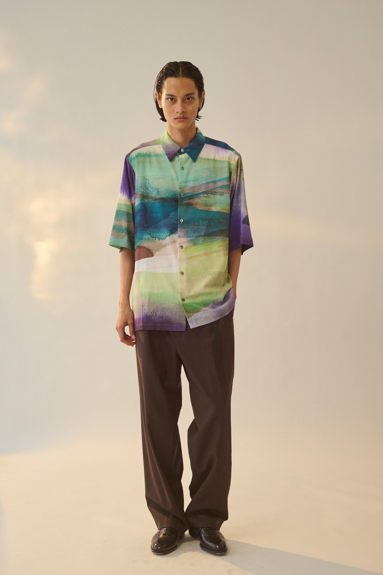 ウジョーの洋服を着た男性モデル