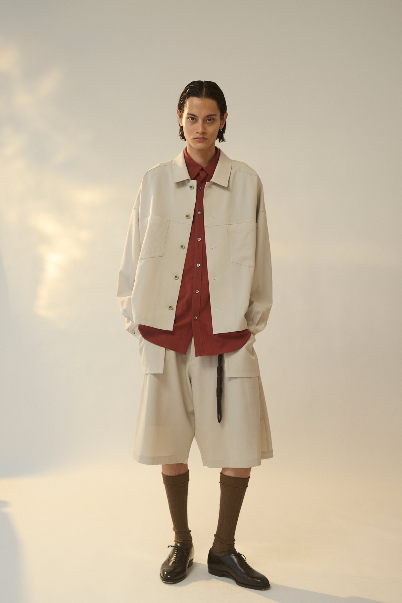 ウジョーの洋服を着た男性モデル