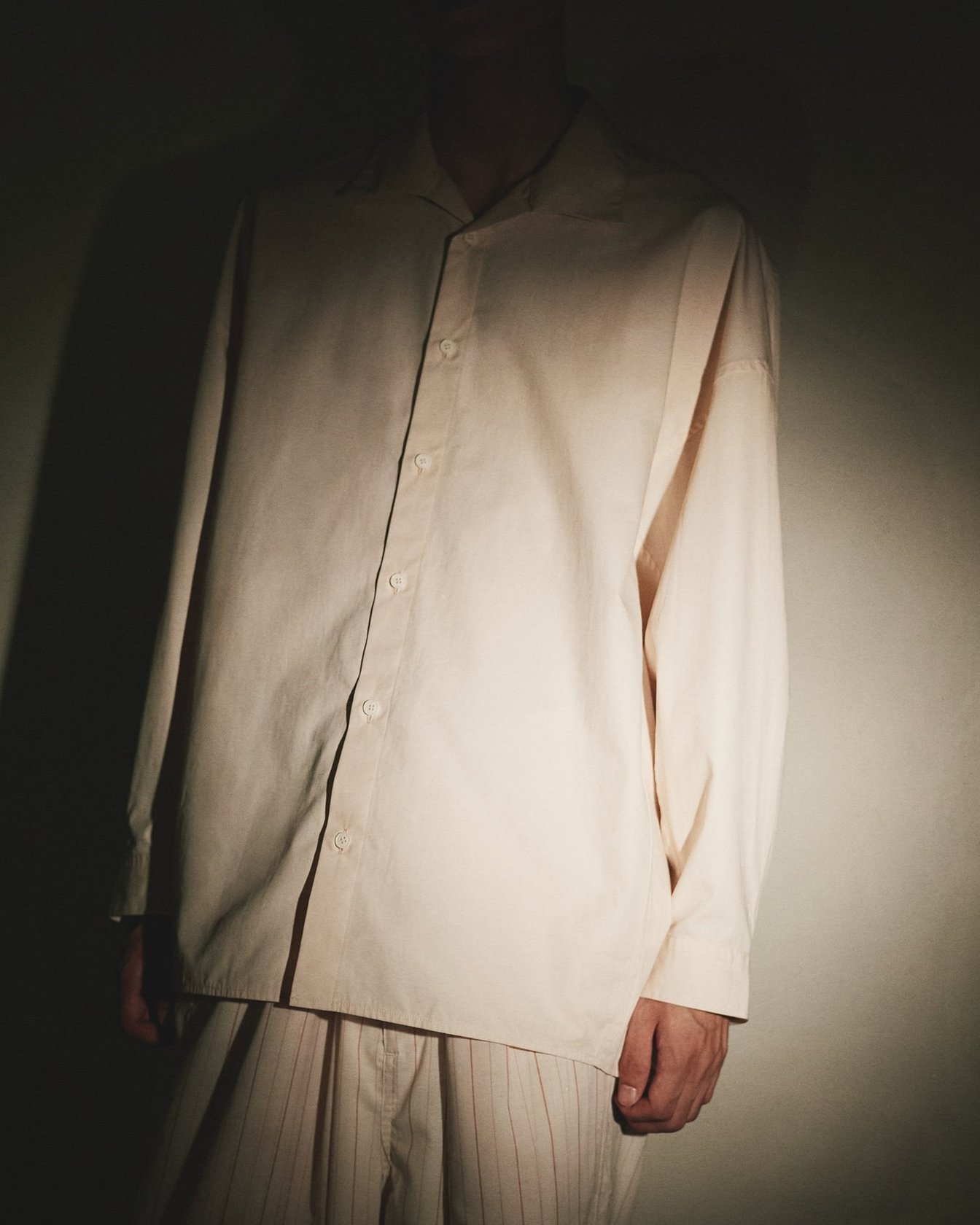 ノノットの洋服を着たモデル