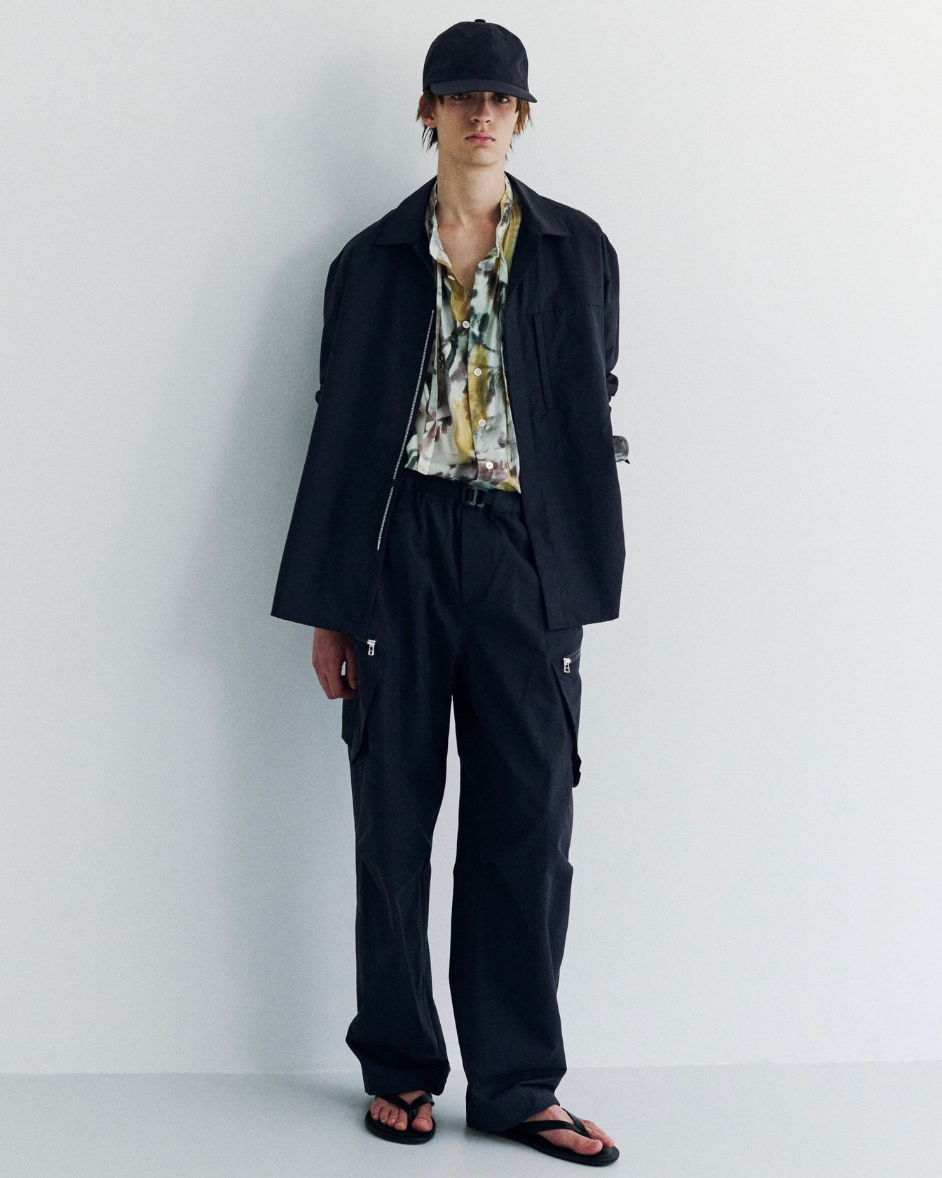 NTNの洋服を着た男性モデル