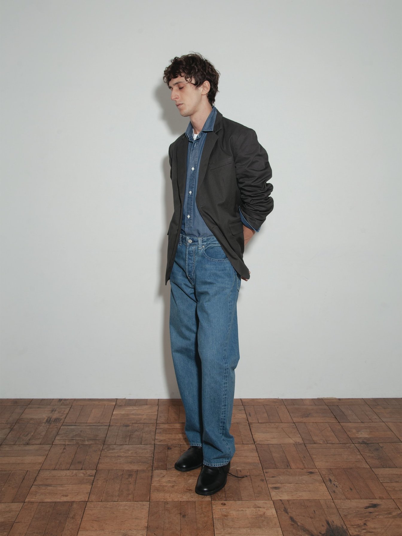 デニムパンツを穿いた男性モデル