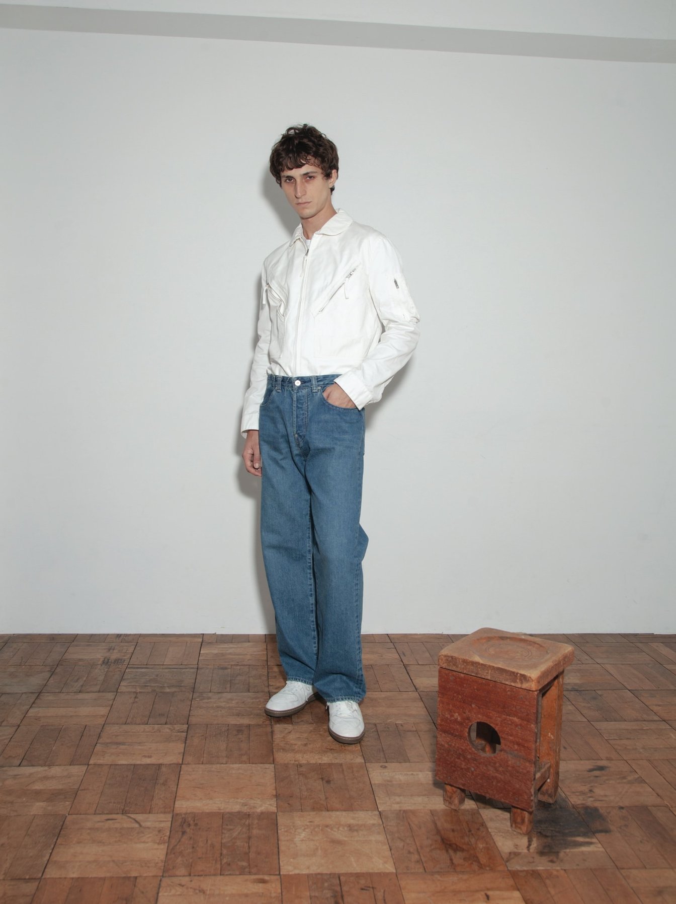 デニムパンツを穿いた男性モデル