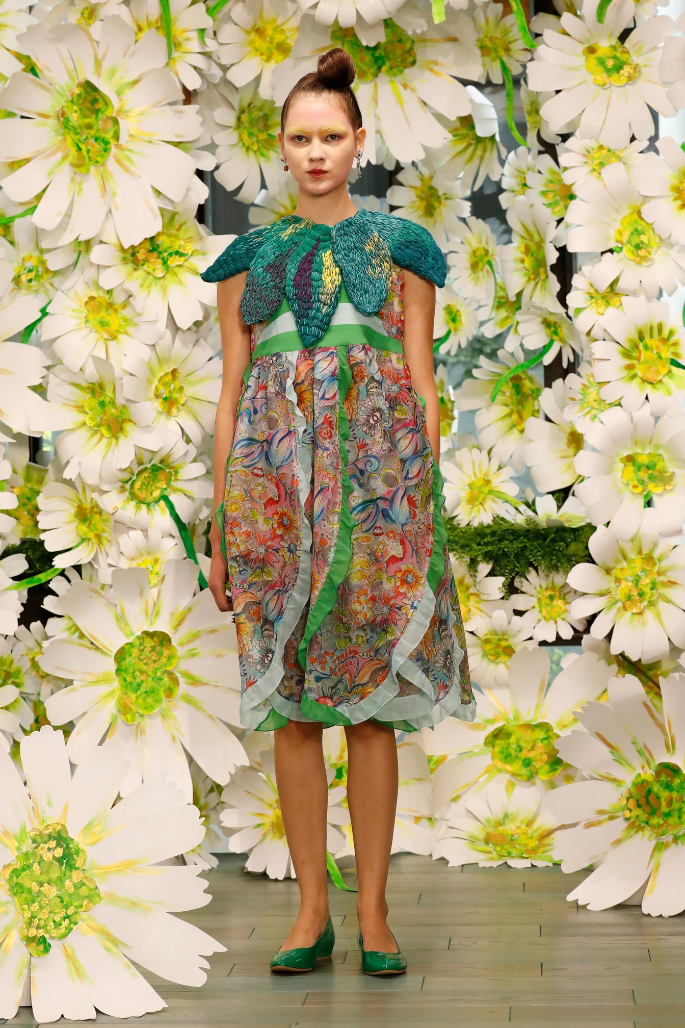 「ツモリチサト(TSUMORI CHISATO)」の2026年春夏コレクションのルック画像