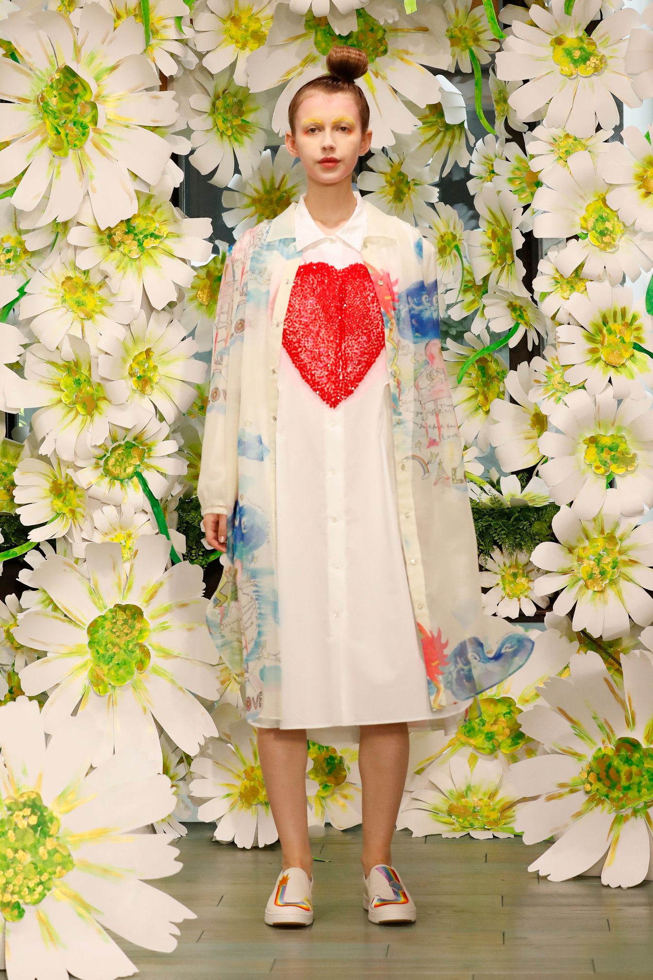 「ツモリチサト(TSUMORI CHISATO)」の2026年春夏コレクションのルック画像