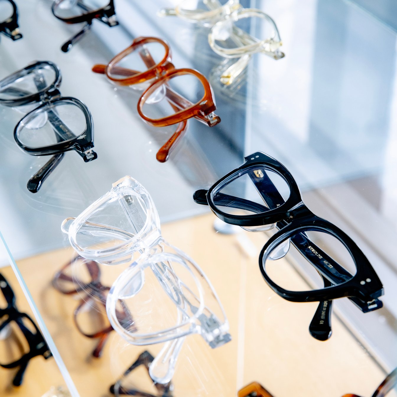 ayameの直営店に並ぶ眼鏡