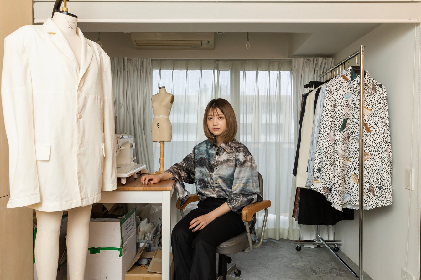 アトリエで座る進美影