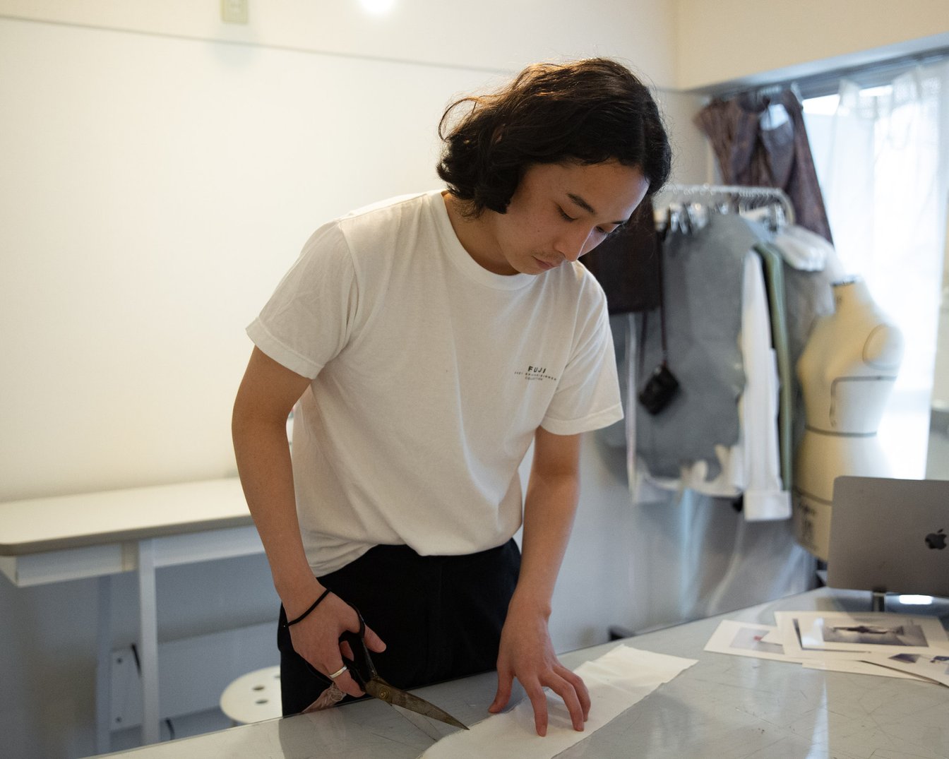 アトリエで作業するデザイナー