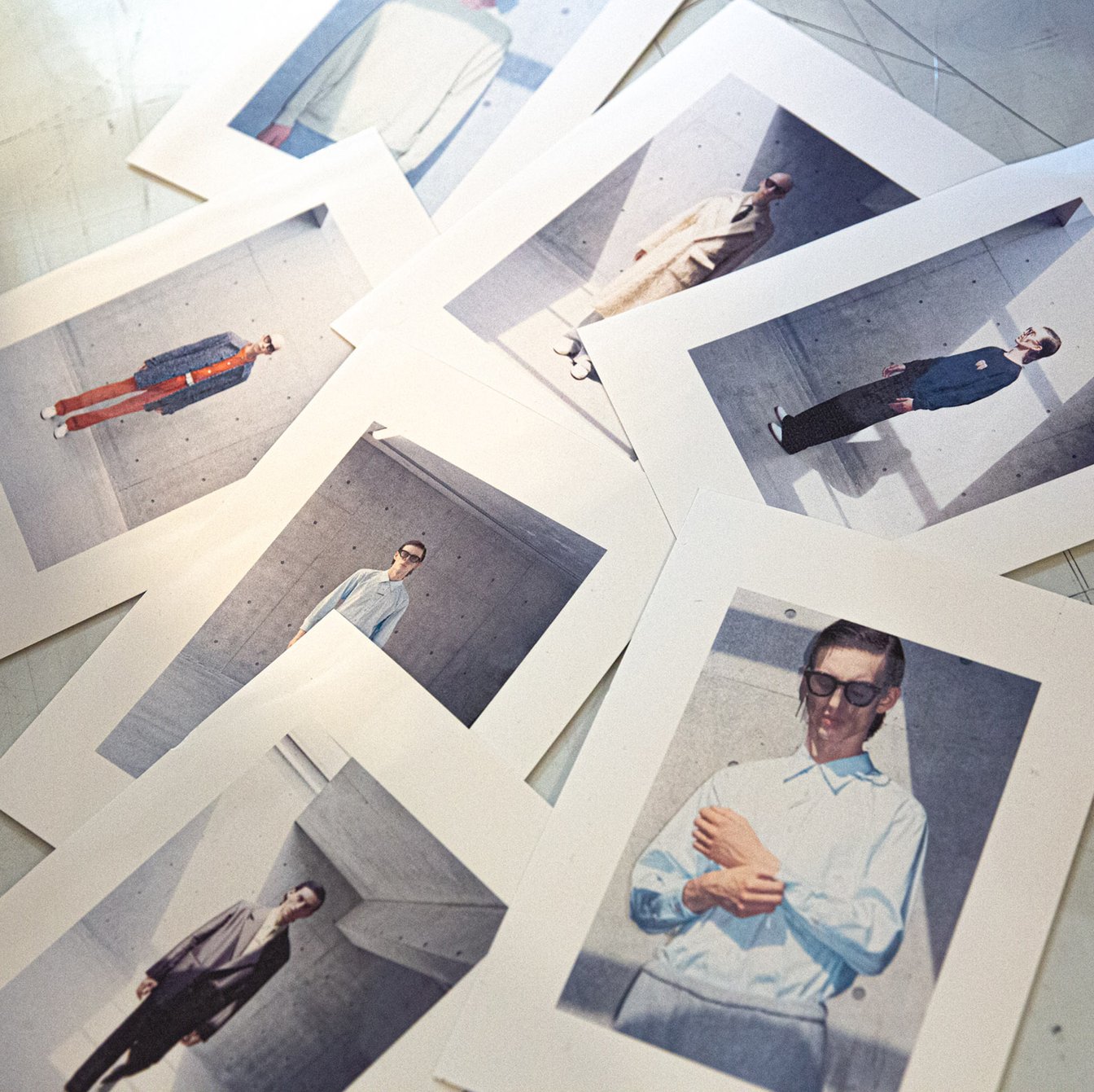 机に並べたれたルック写真