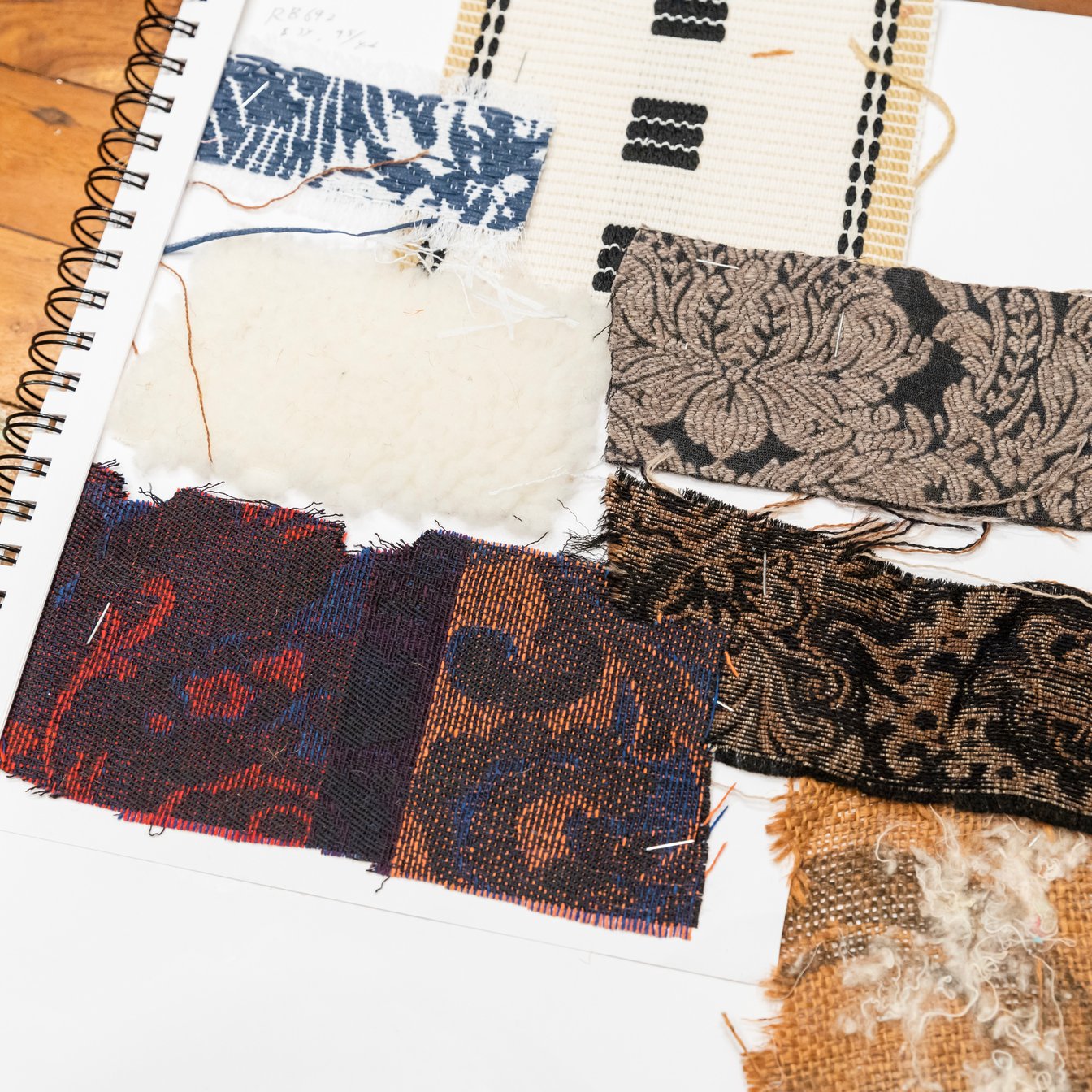 生地サンプルが貼ってあるノート