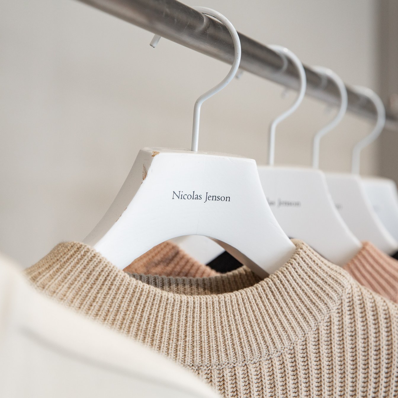 ハンガーにかけられたセーター