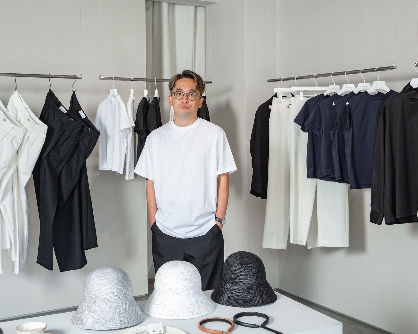 ショップに立つニコラジェンソンのデザイナー