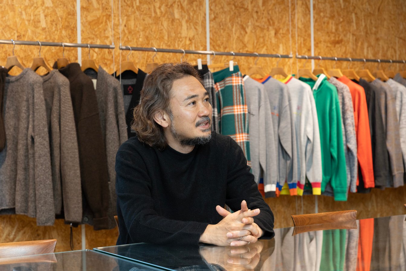 アトリエでインタビューに答える男性デザイナー