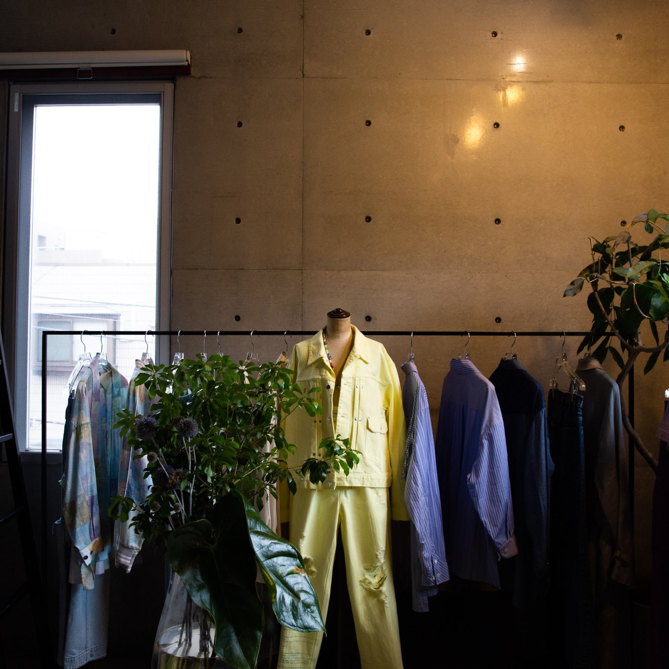 アトリエに服が飾られている様子