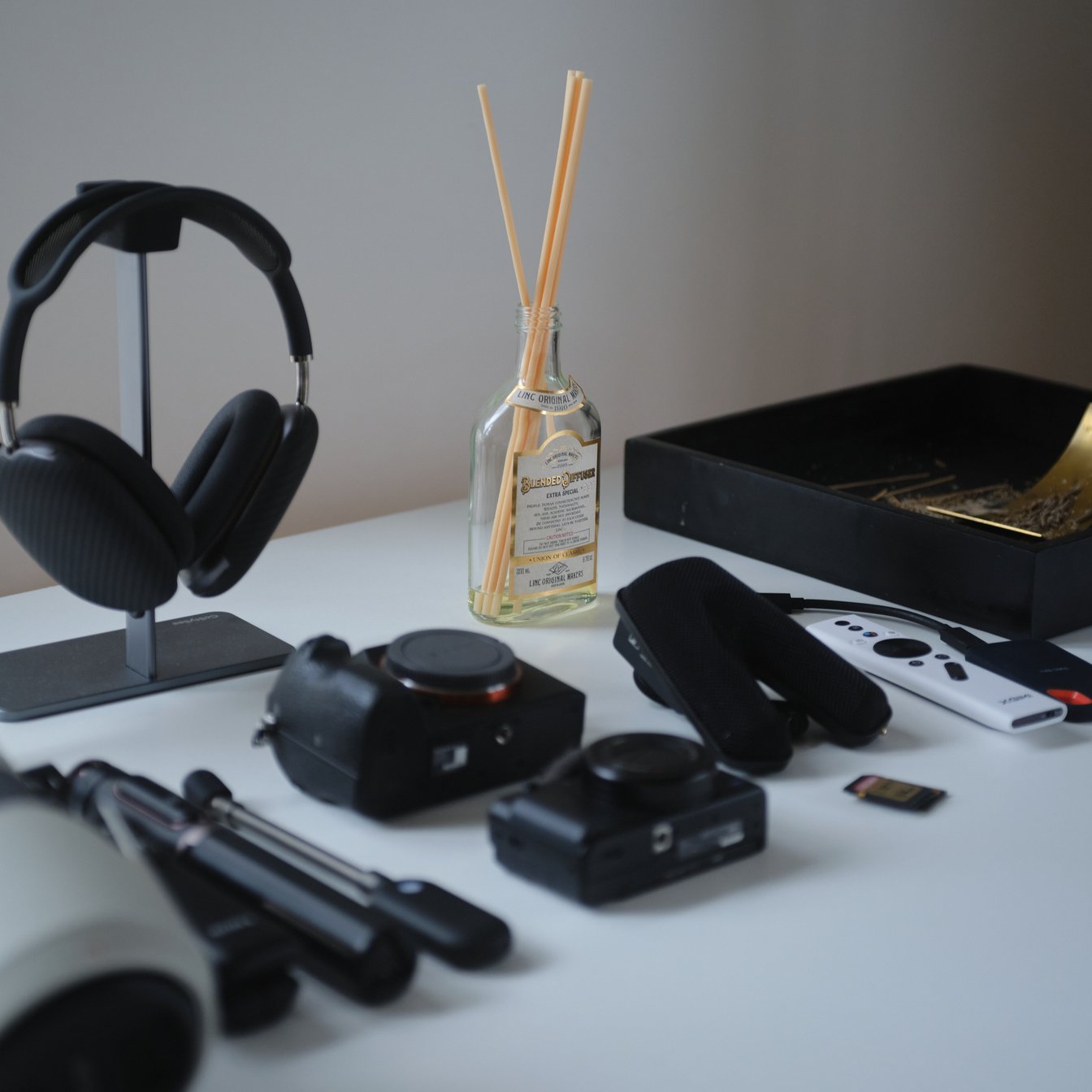 カメラやヘッドフォンなどの機材