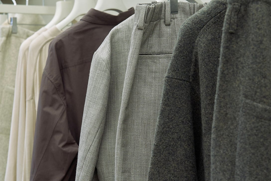 ラックにかかった「ノノット」の洋服