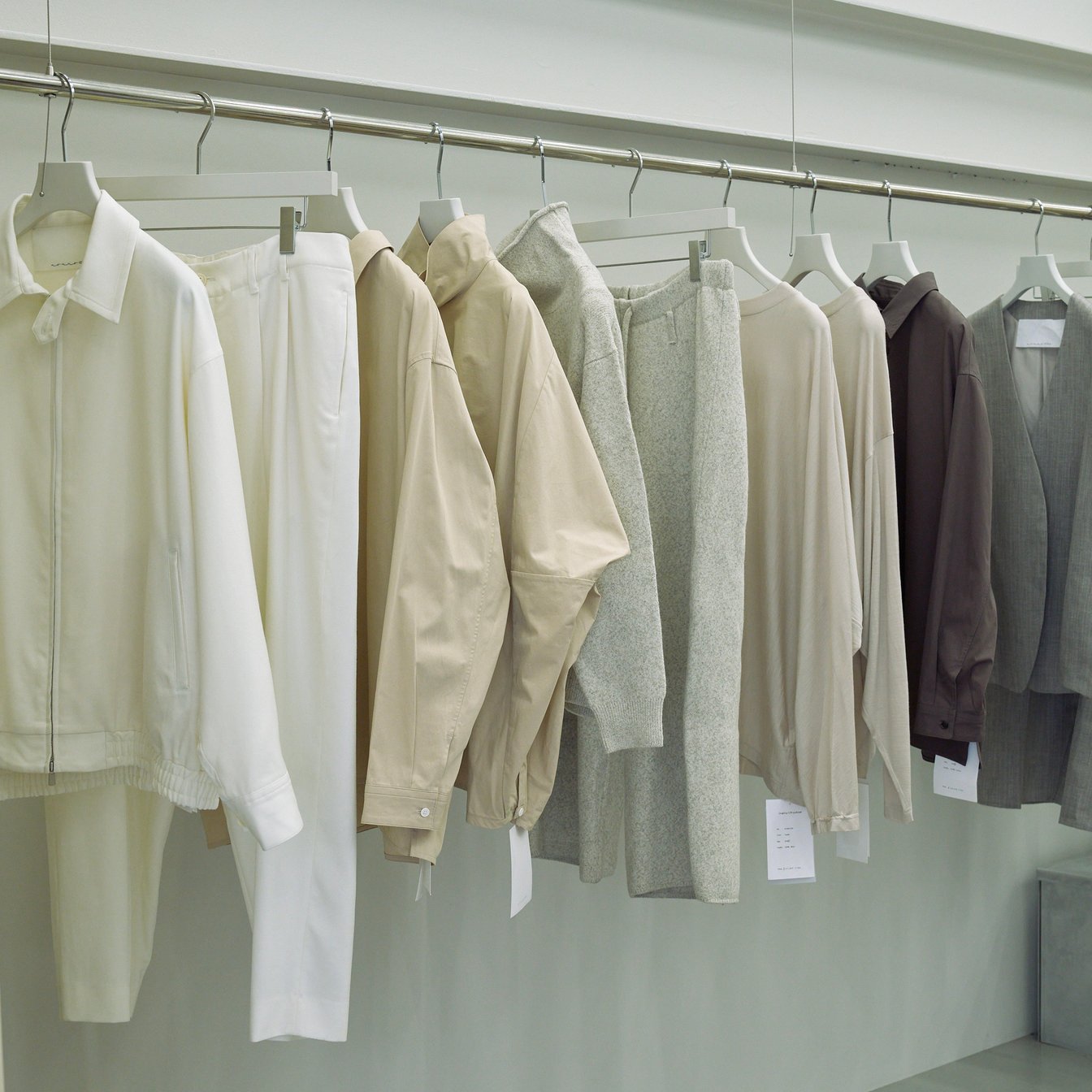 ラックにかかった「ノノット」の洋服