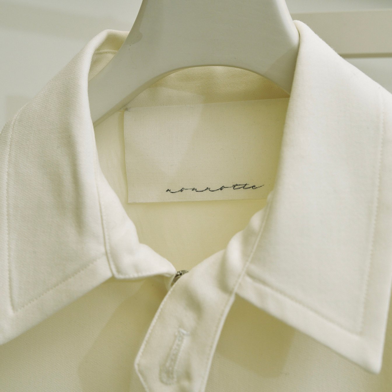 ラックにかかった「ノノット」の洋服