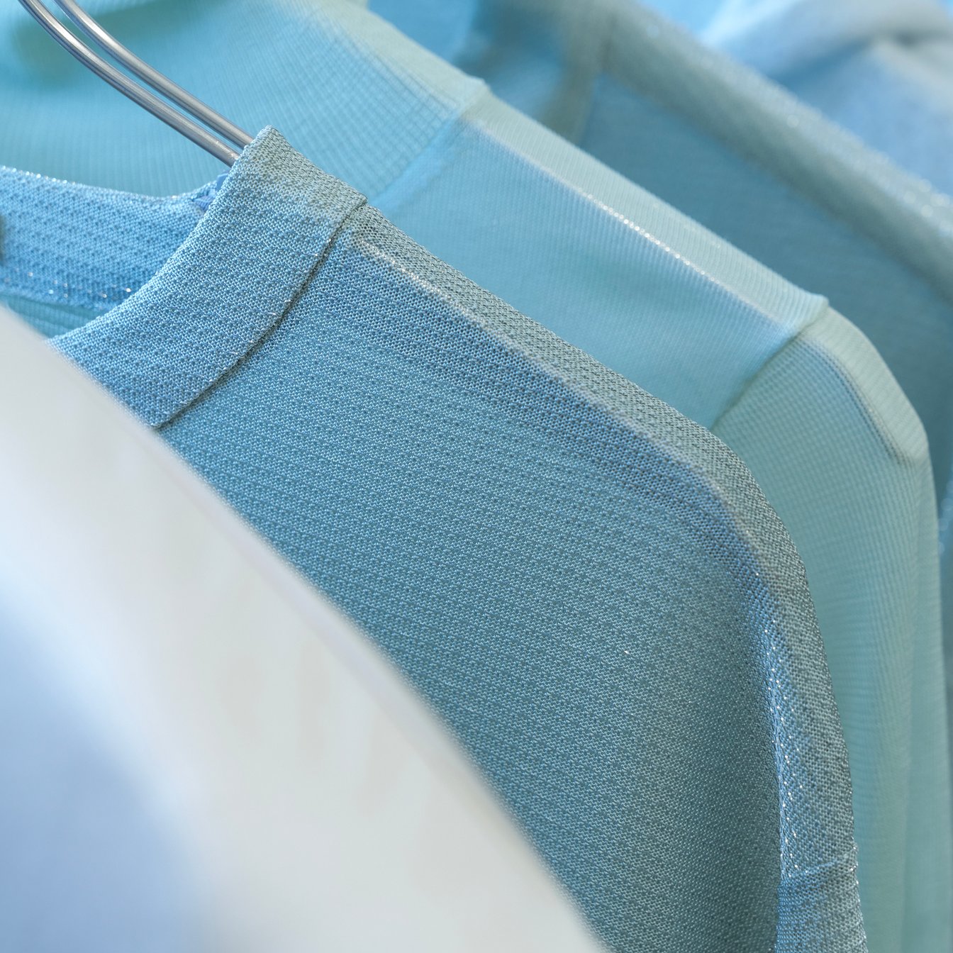 ラックにかかるカナコサカイの服