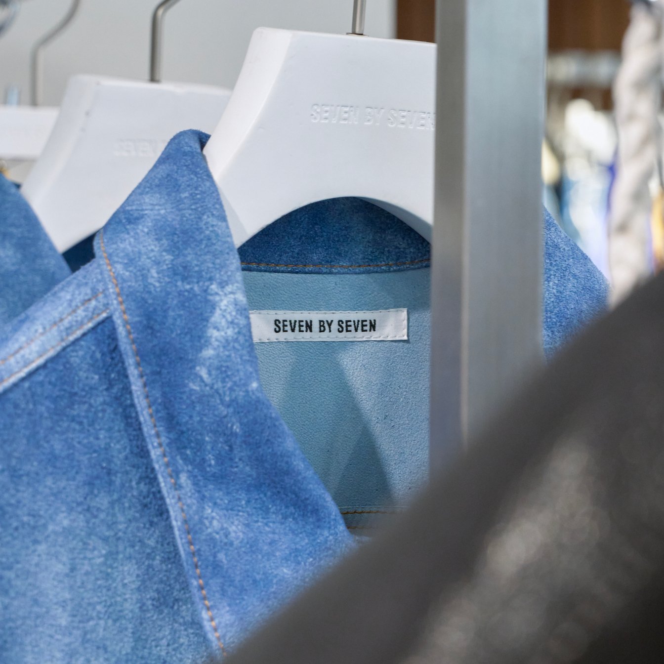 ラックにかかった「セブン バイ セブン」の洋服