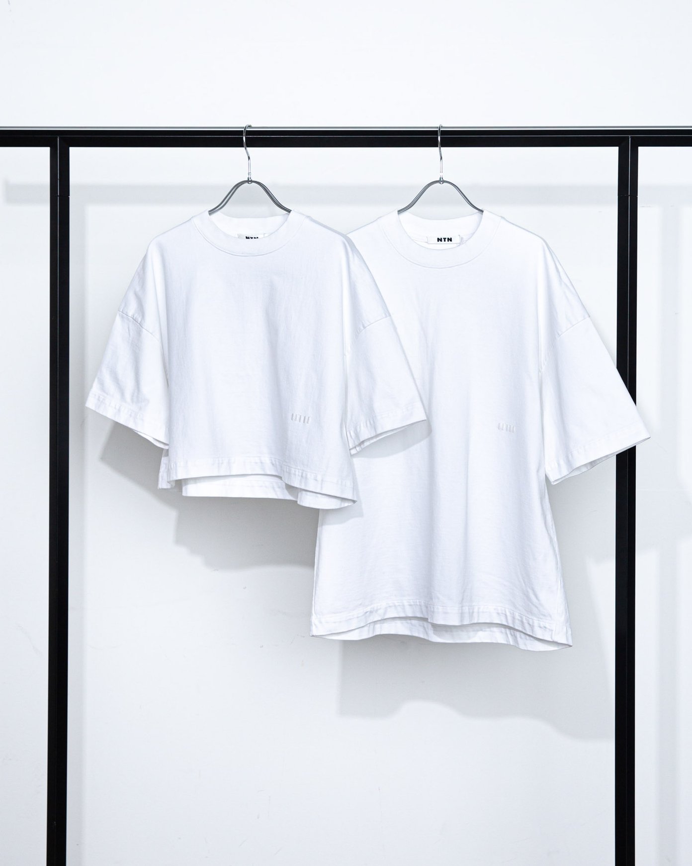 白いクロップドTシャツと白T