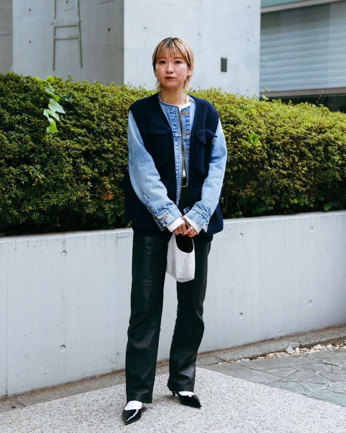 アンスクリアのベストを着た女性モデル