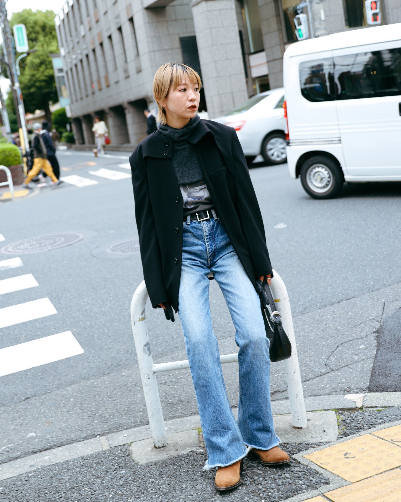 アンスクリアのデニムパンツを穿いた女性モデル