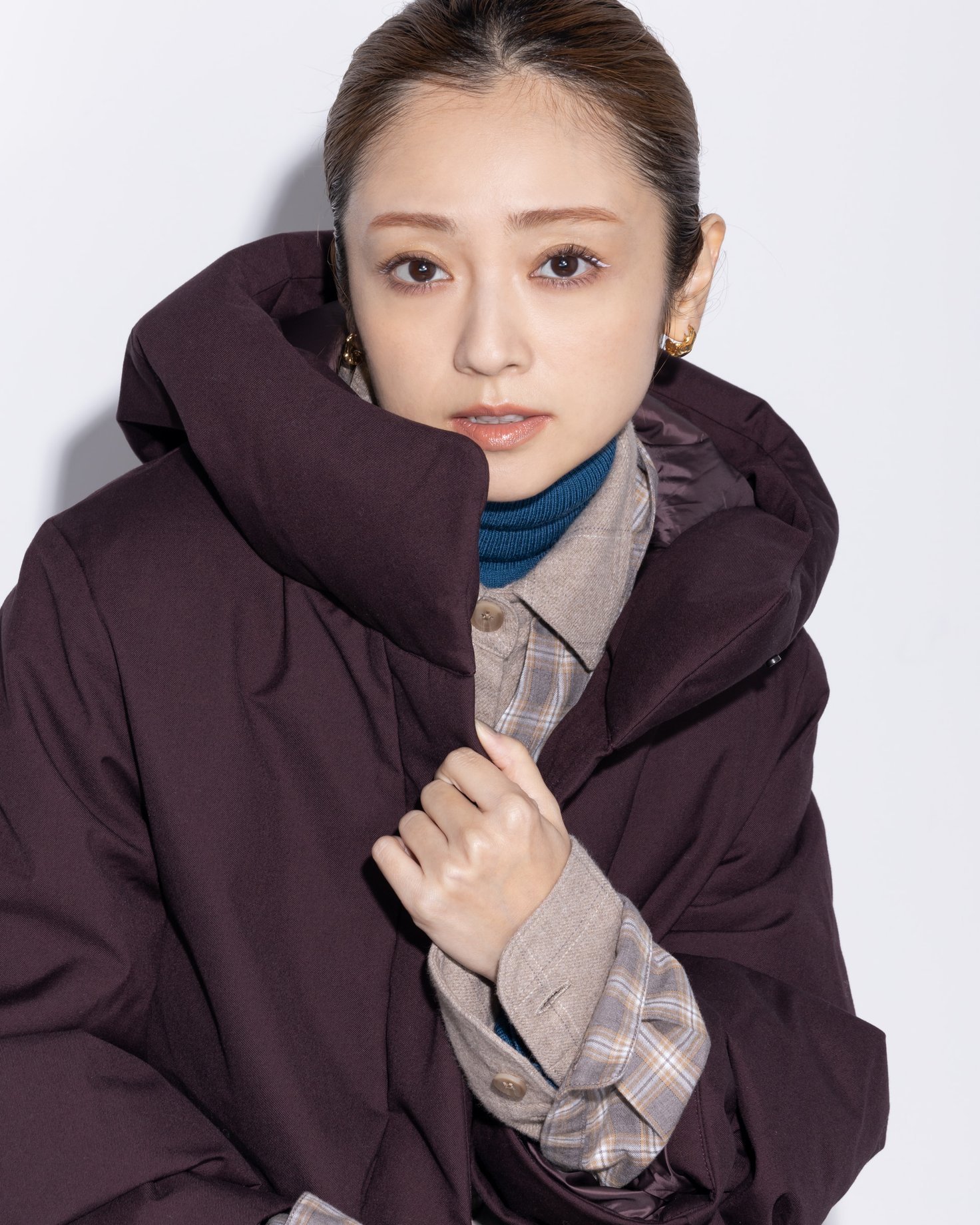 【試着のみ】安達祐実着用　ユニクロ　ホワイトマウンテニアリングハイブリッドダウン 安達祐実がシルエットで楽しむ＜ユニクロダウン×FASHION＞4つの