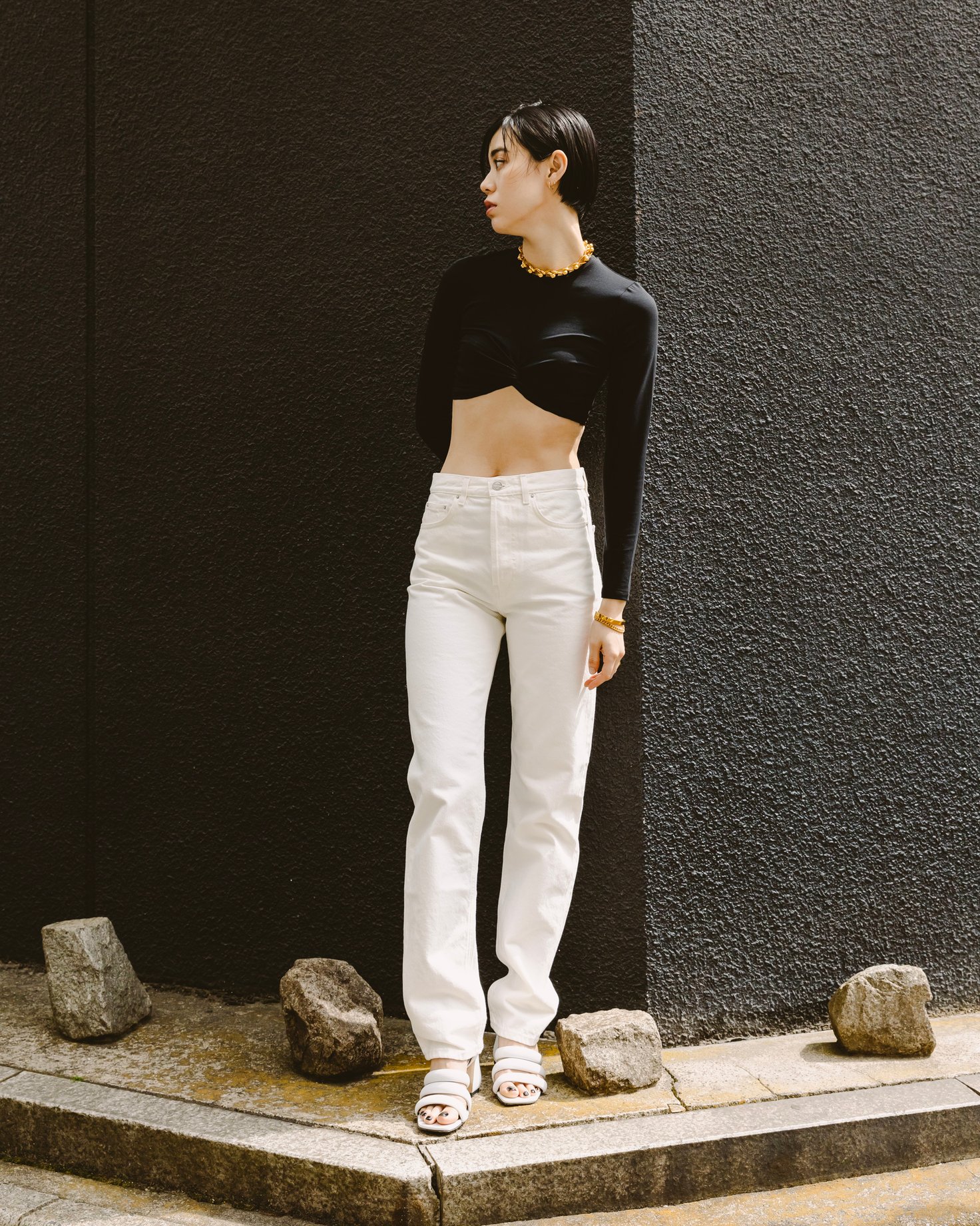 SI ROSSIのストラップサンダルを履いたモデルの加藤順子