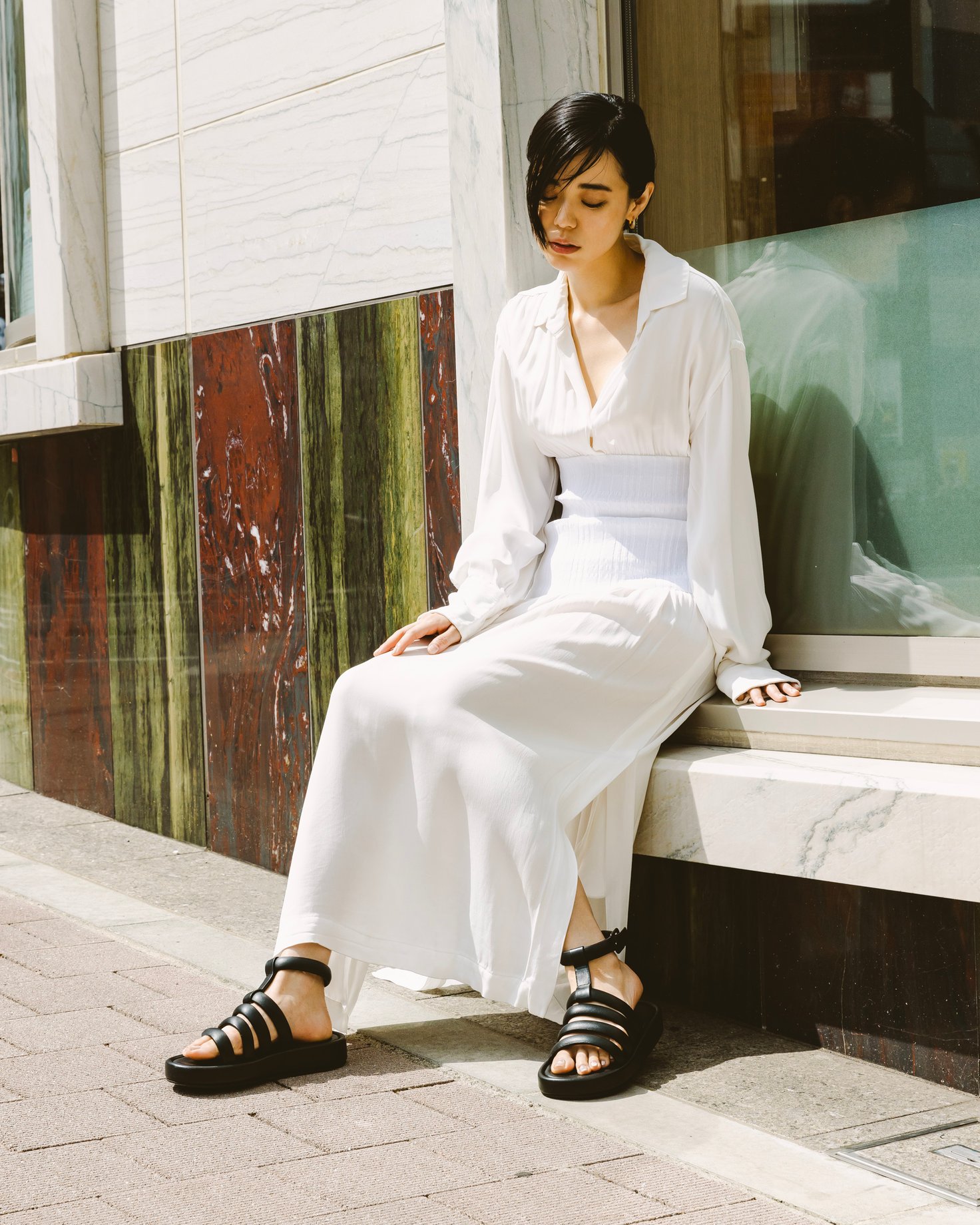 SI ROSSIのストラップフラットサンダルを履いたモデルの加藤順子