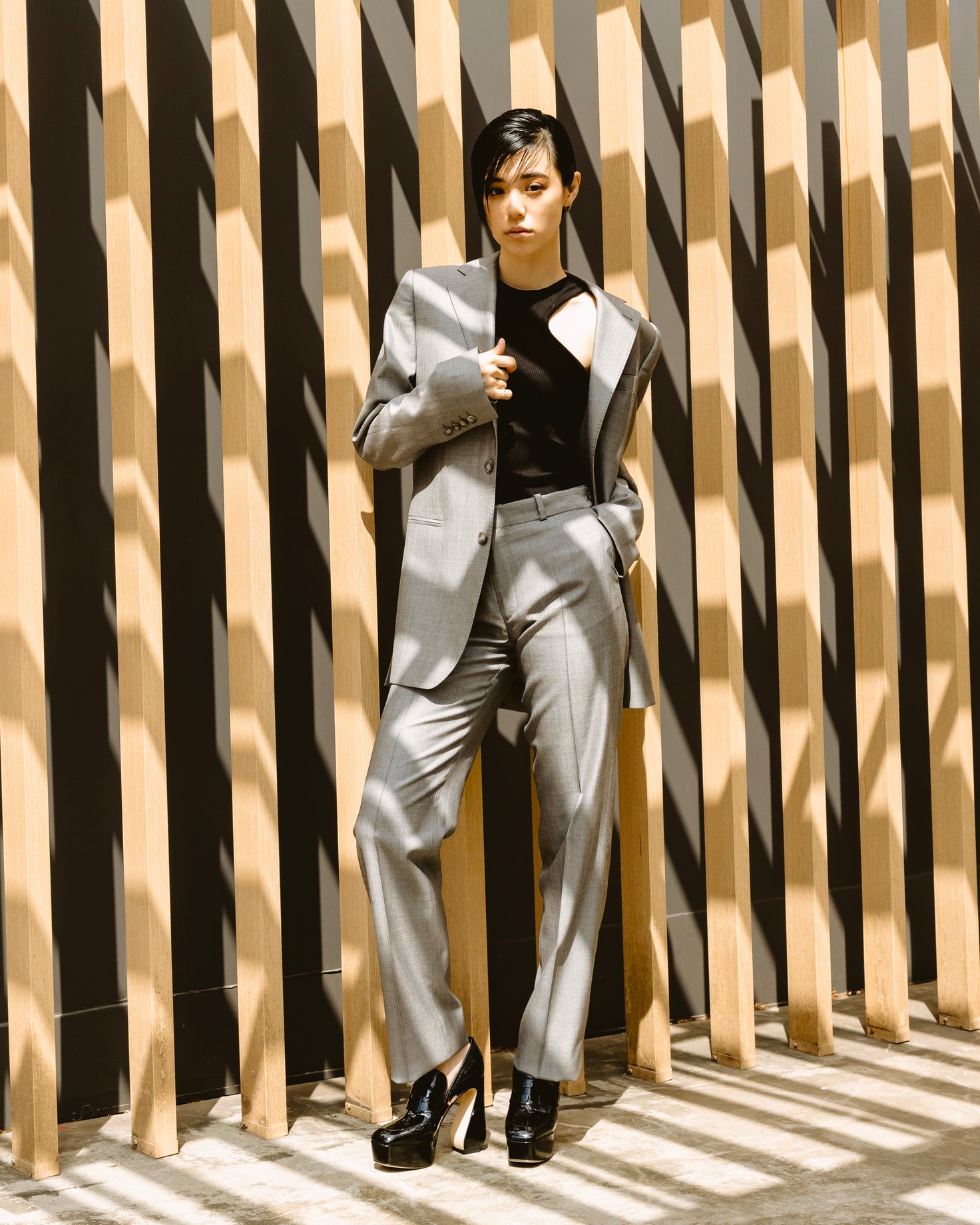 SI ROSSIのハイヒールローファーを履いたモデルの加藤順子