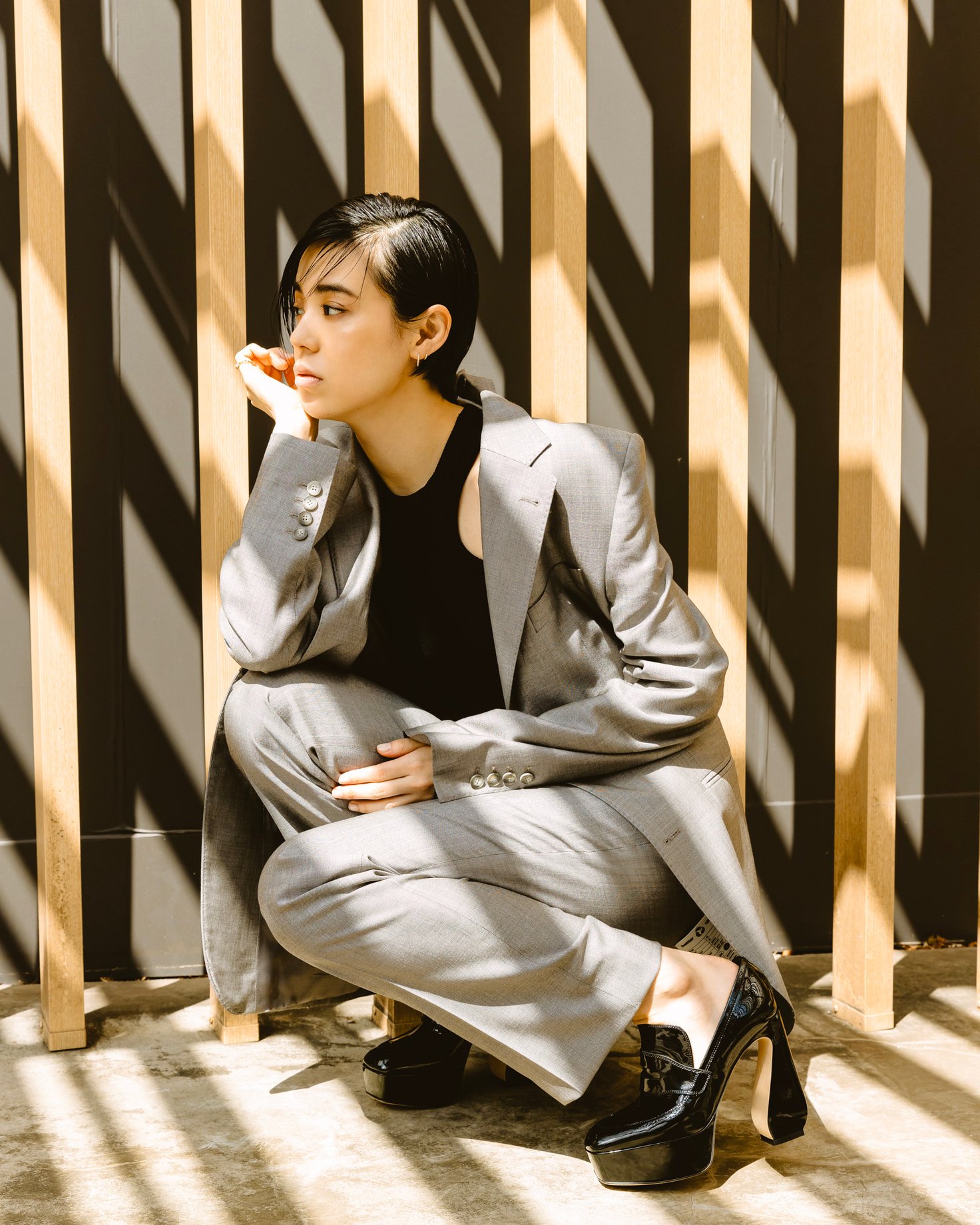 SI ROSSIのハイヒールローファーを履いたモデルの加藤順子