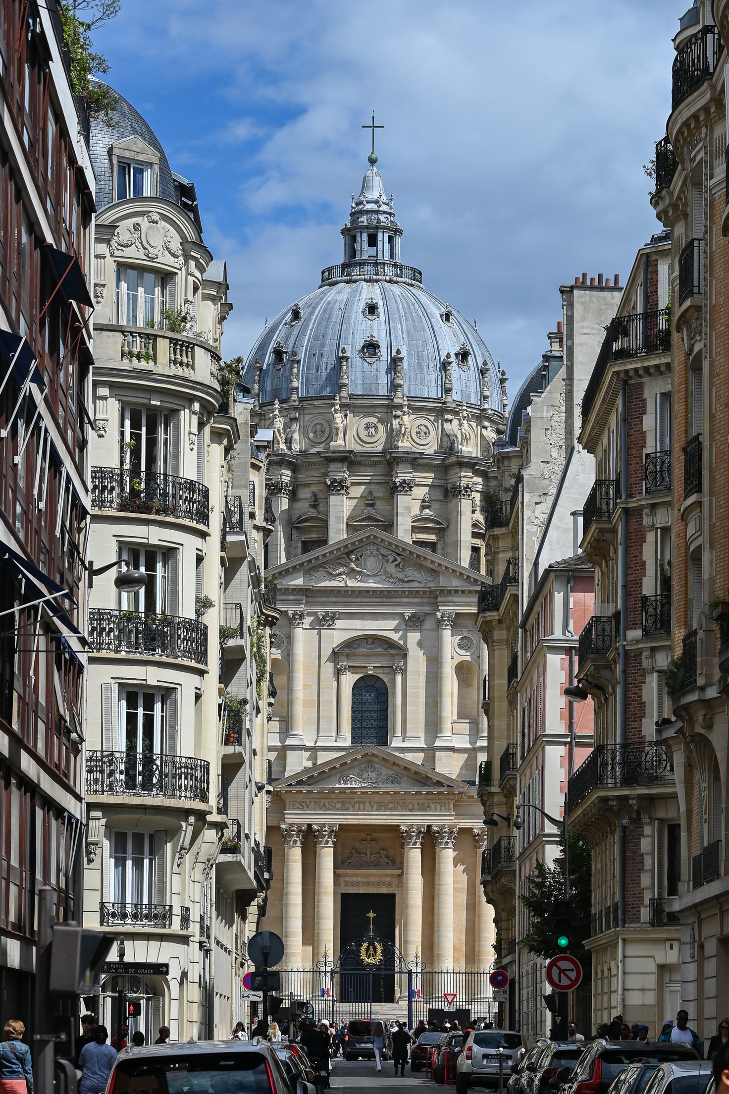 ヴァル・ド・グラース通りから見るヴァル・ド・グラース王立修道院