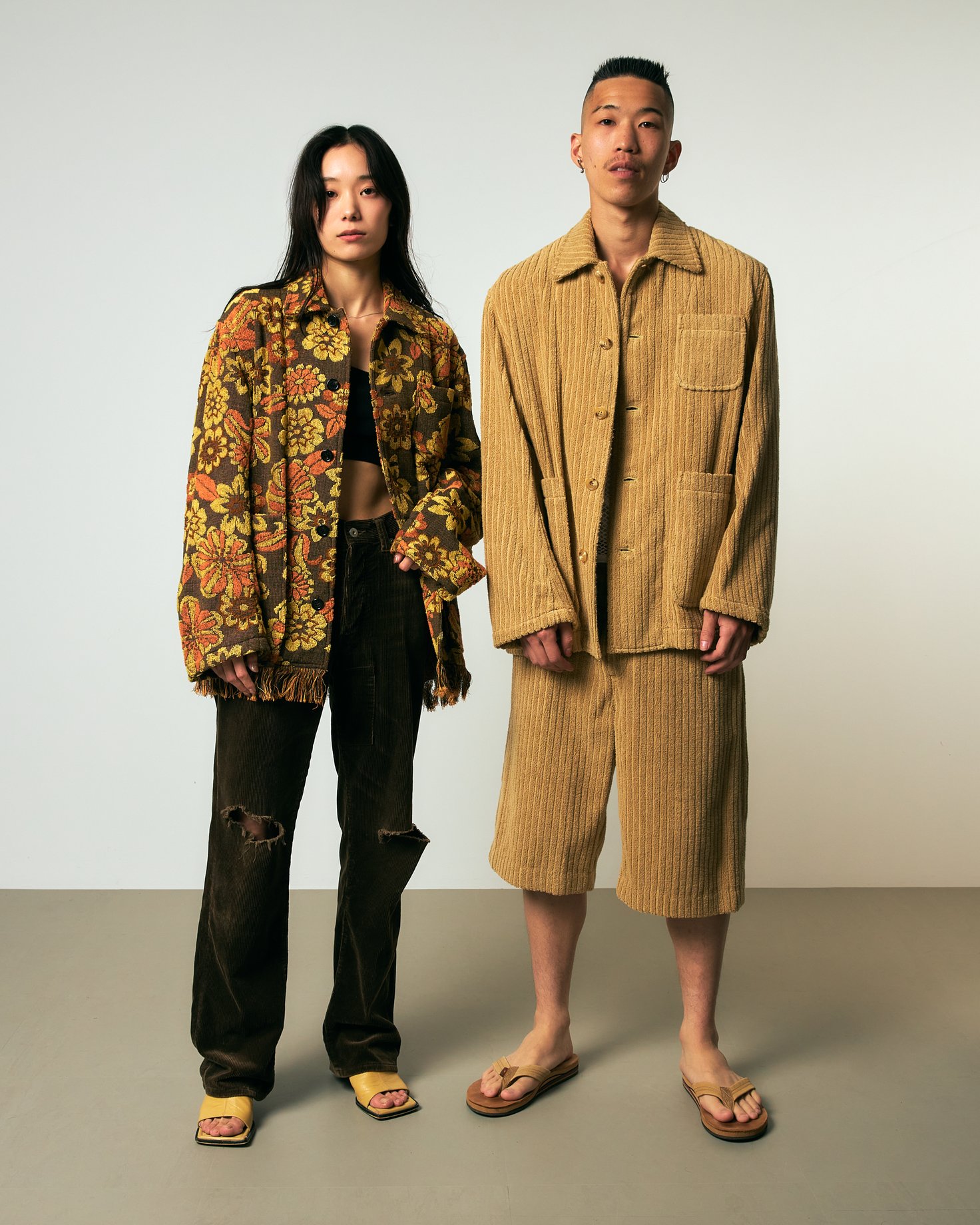 花柄のジャケットを着た女性モデルとベージュのワークジャケットを着た男性モデル