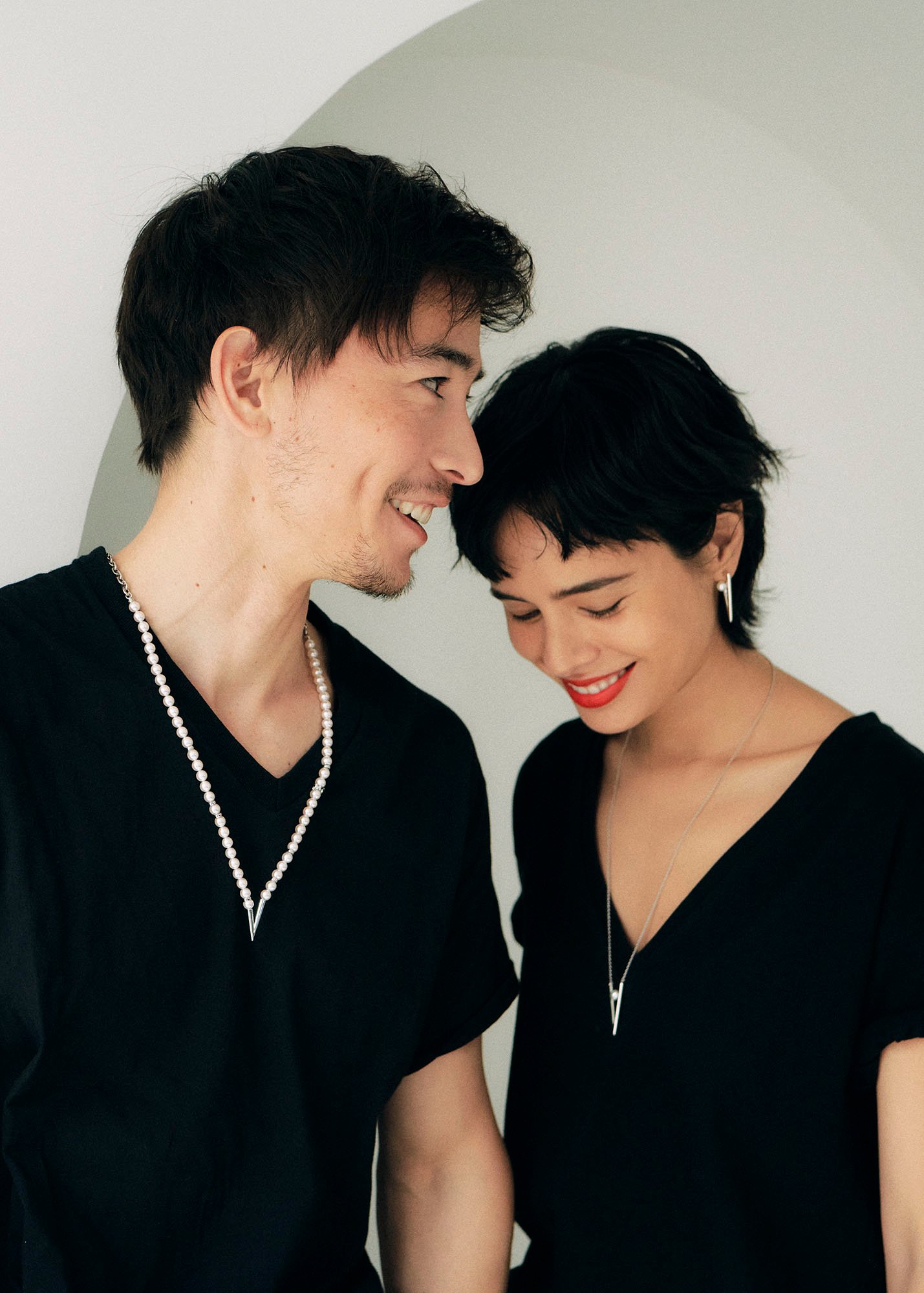 （夏南さん）「V Code」ペンダント アコヤ真珠、SIL製（全長 約64cm）7万7000円、「V Code」ピアス アコヤ真珠、SIL製 10万4500円・（Senさん）「V Code」ネックレス アコヤ真珠、SIL製（全長 約70cm）55万円