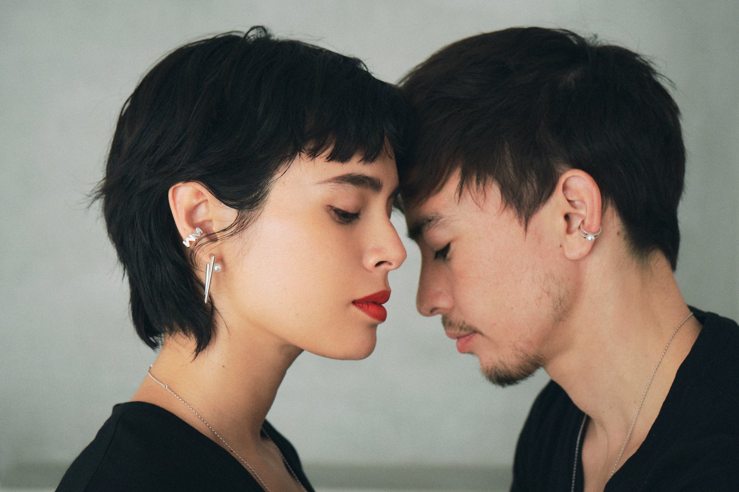 （夏南さん）「V Code」ピアス アコヤ真珠、SIL製 10万4500円、「M Collection」イヤーカフ SIL製 2万4200円・（Senさん）イヤーカフ アコヤ真珠、SIL製 3万3000円