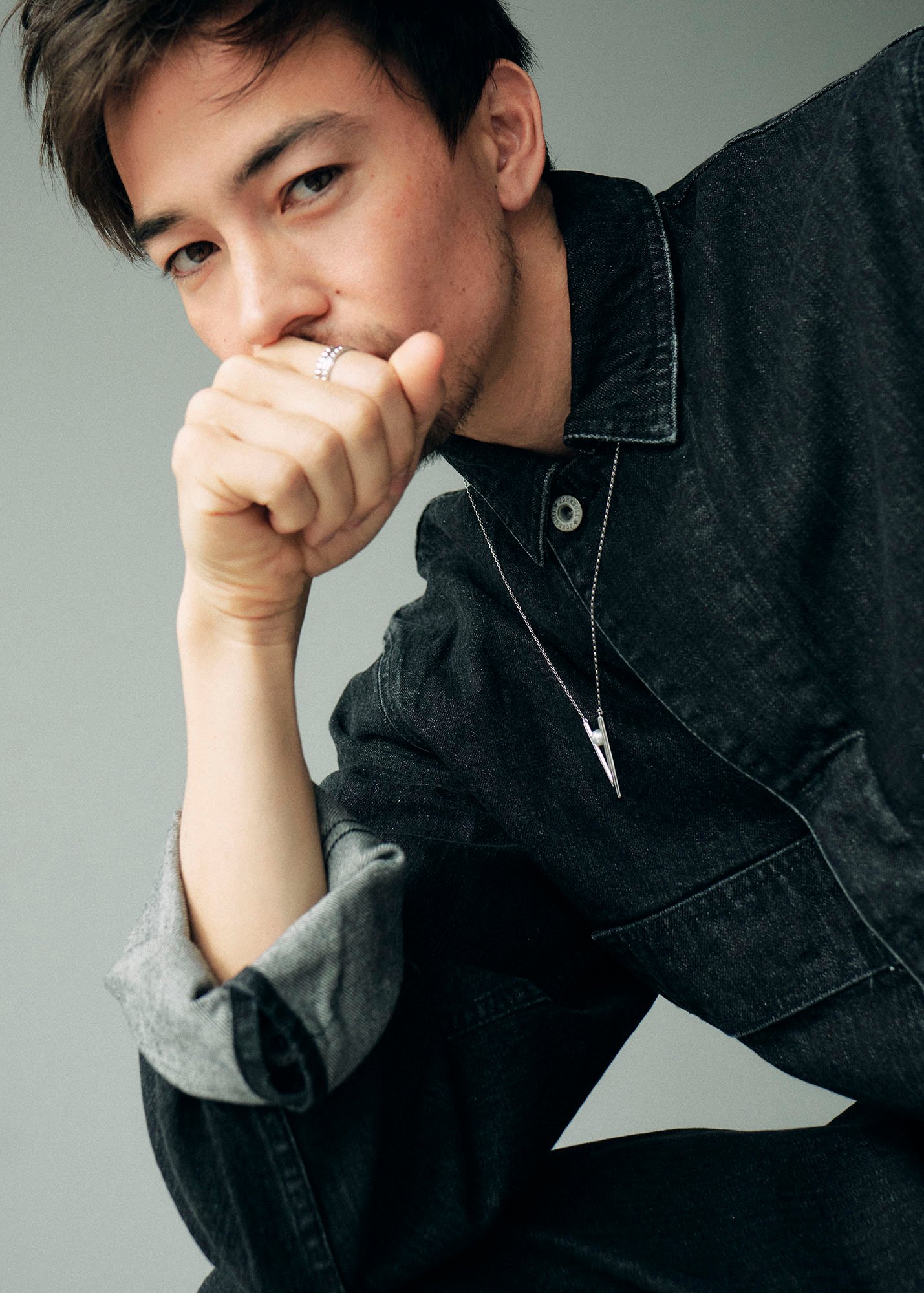 「V Code」ペンダント アコヤ真珠、SIL製（全長 約64cm）7万7000円、「Mikimoto Lumière」リング各プラチナ製 20万9000円、16万5000円