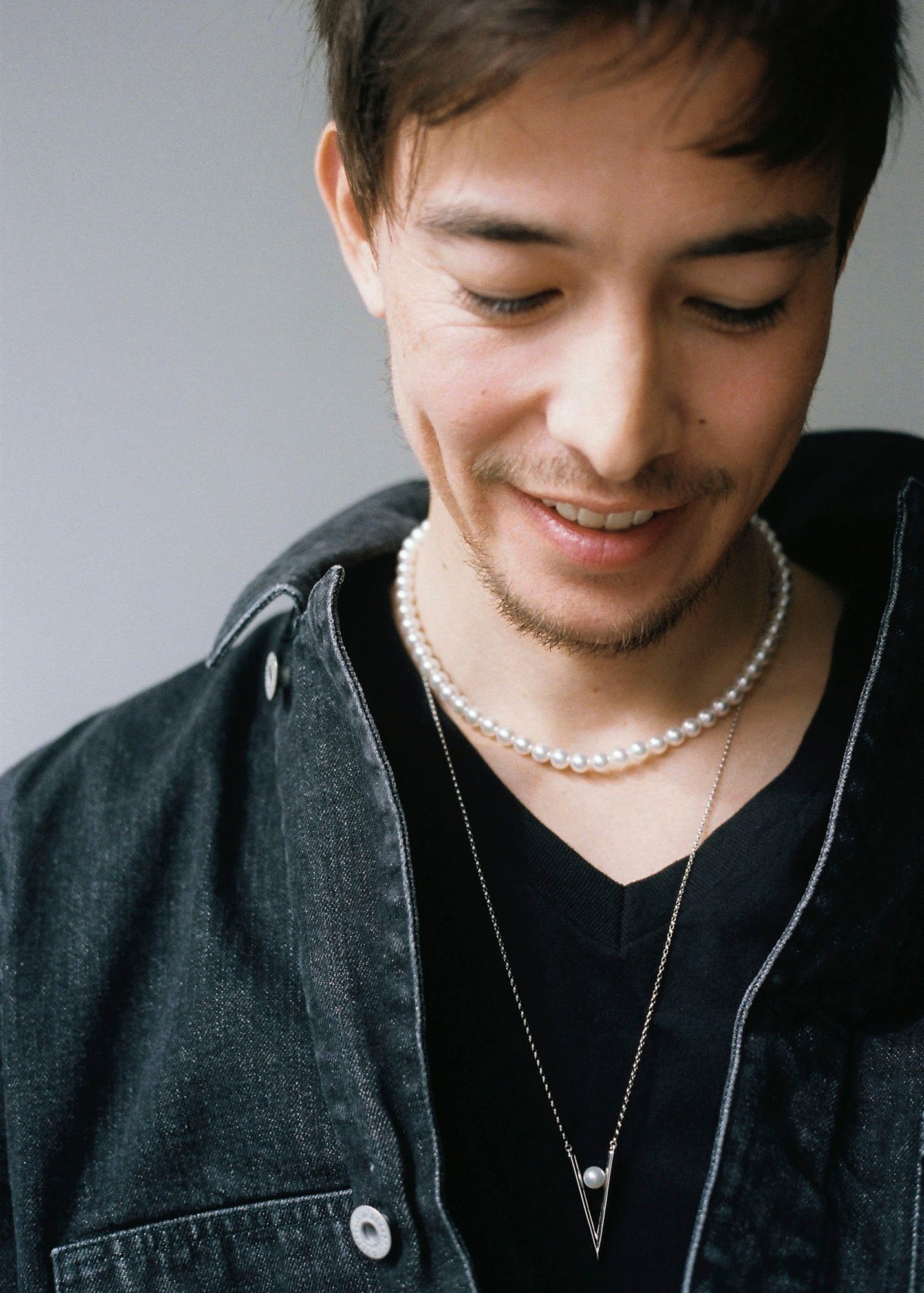 「V Code」ペンダント アコヤ真珠、SIL製（全長 約64cm）7万7000円、パールネックレス アコヤ真珠、SIL製 39万6000円