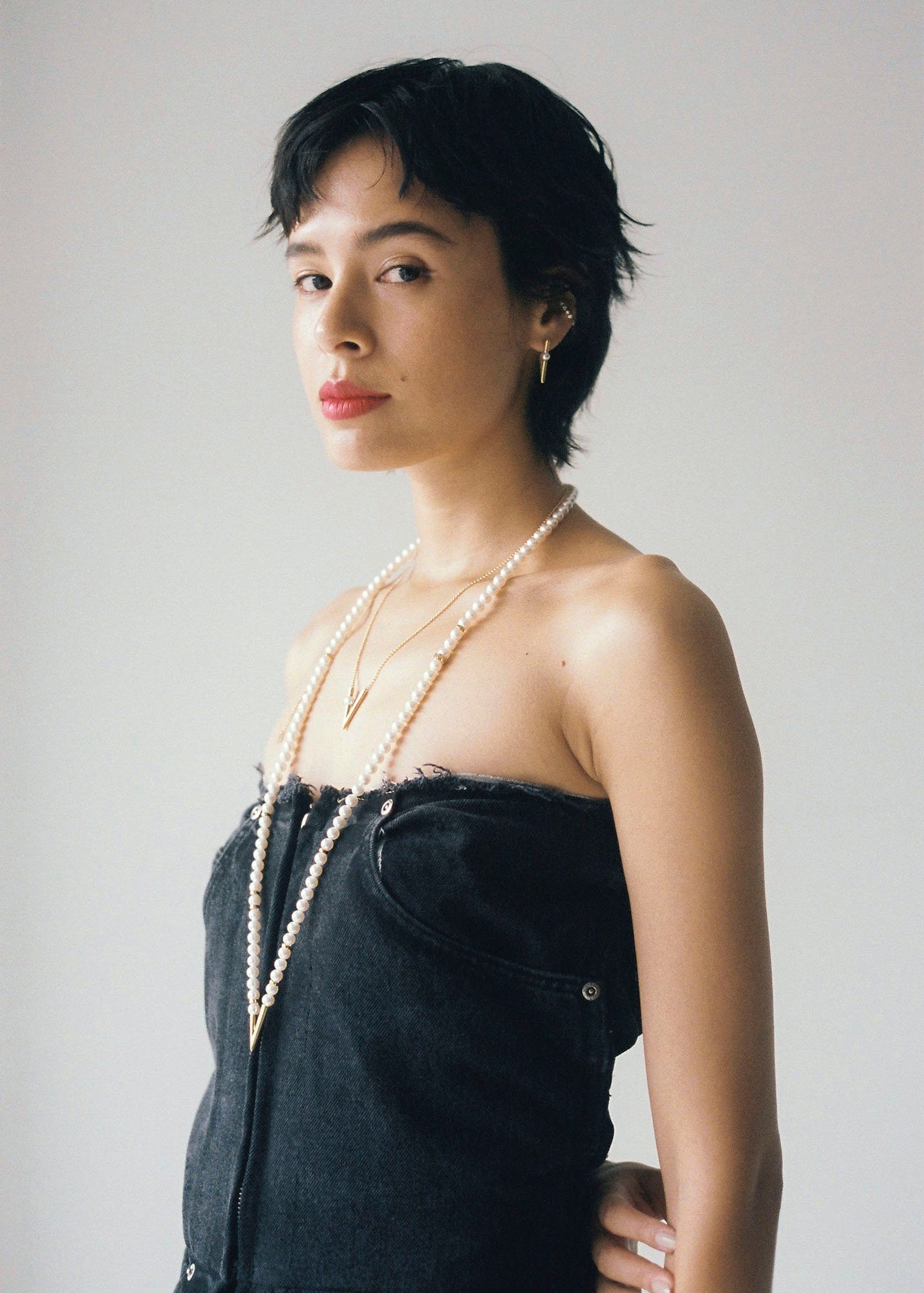 「V Code」ネックレス アコヤ真珠、YGK製（全長 約90cm）101万2000円、「V Code」ピアス アコヤ真珠、YGK製 24万2000円、「Dinner Ring Collection」イヤーカフ ダイヤモンド、YGK 18製 15万1800円