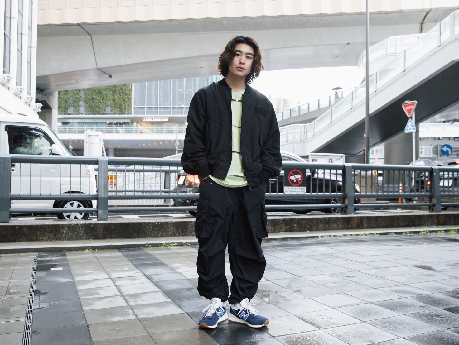 黒いナイロンのセットアップを着用した男性