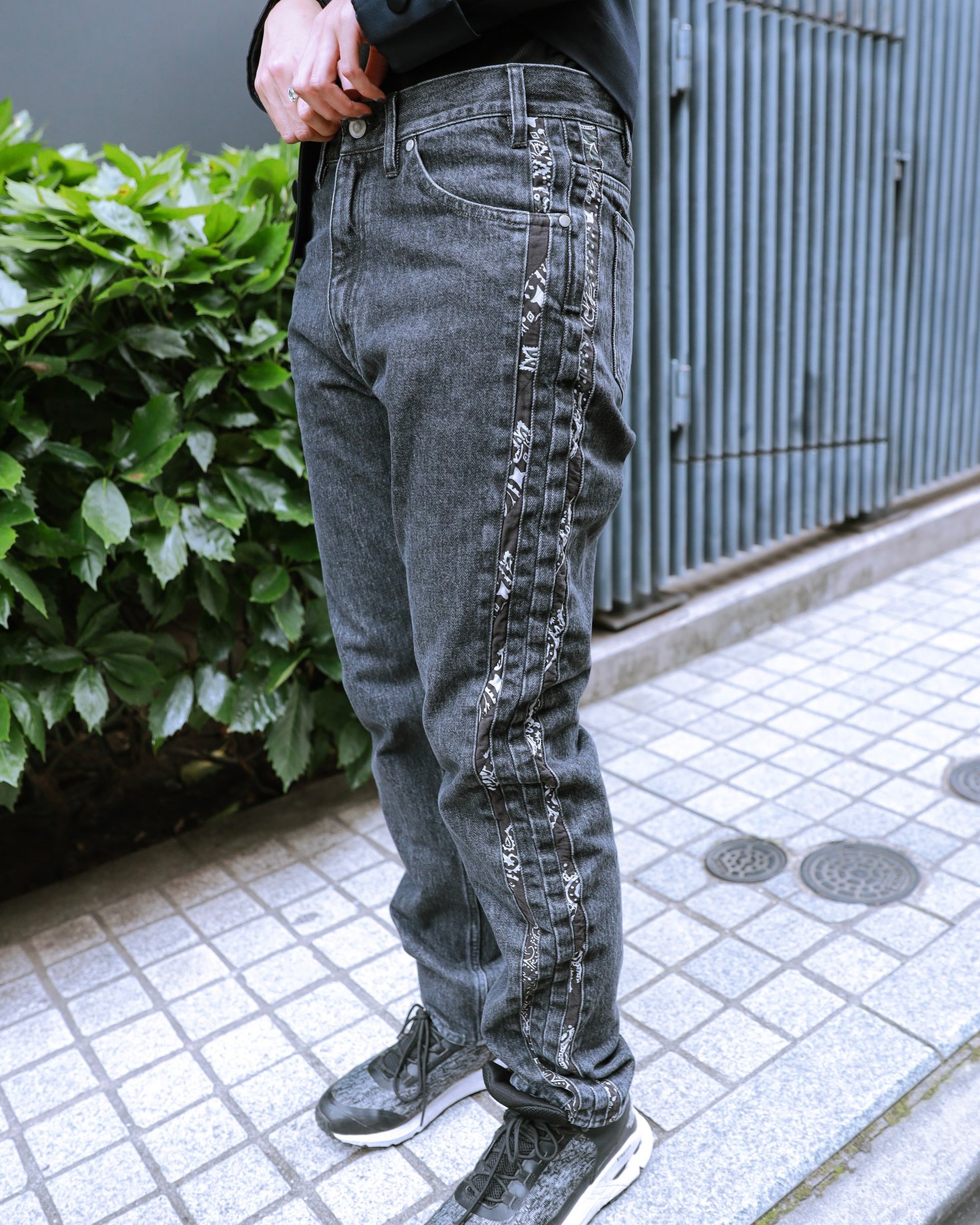 ブラックデニムを着用した女性モデル